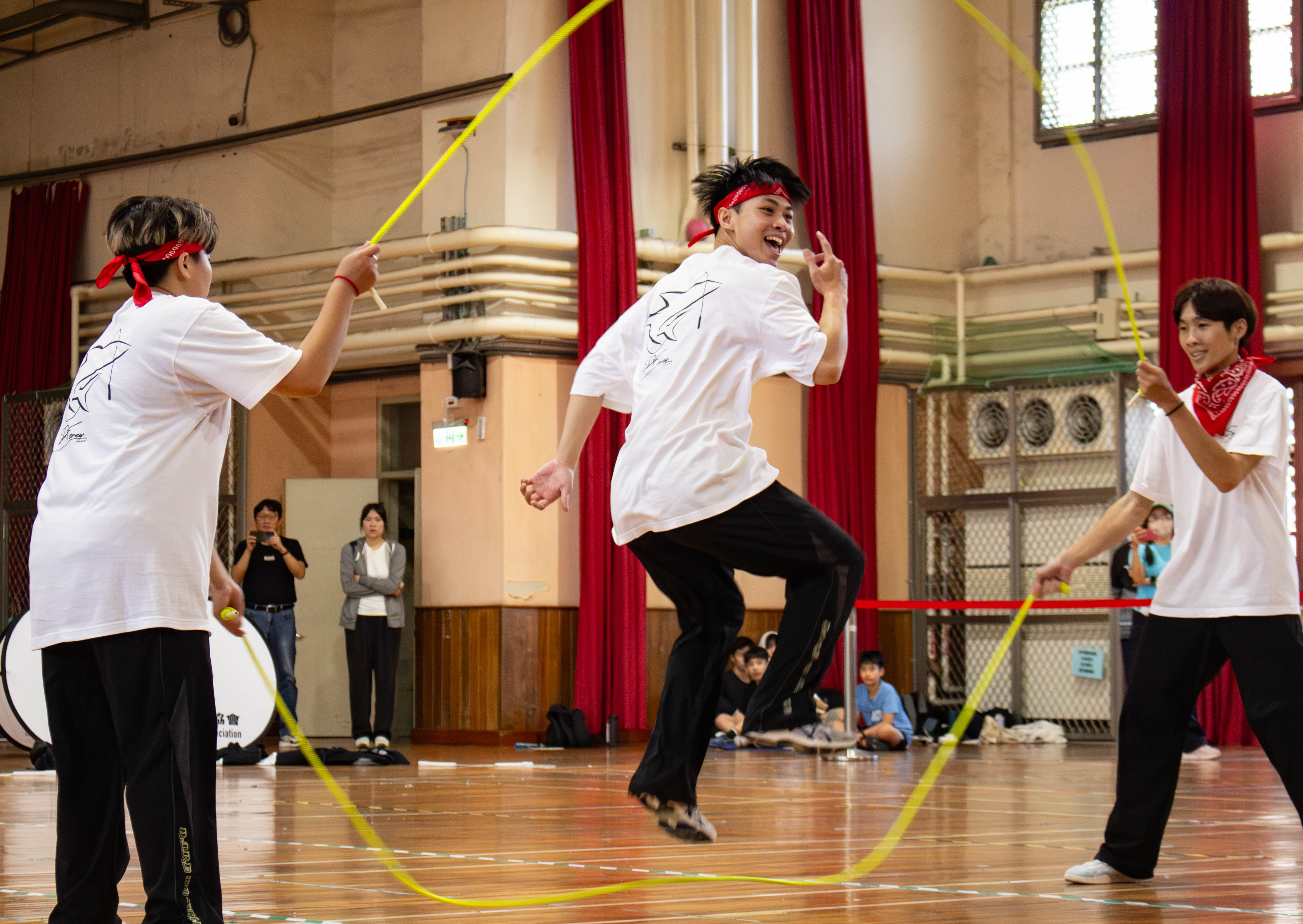 比賽規則提到，選手可使用不同材質的跳繩，因此「DX Crew」隊加入棉繩，讓演出更加豐富。　圖／林婷妤攝