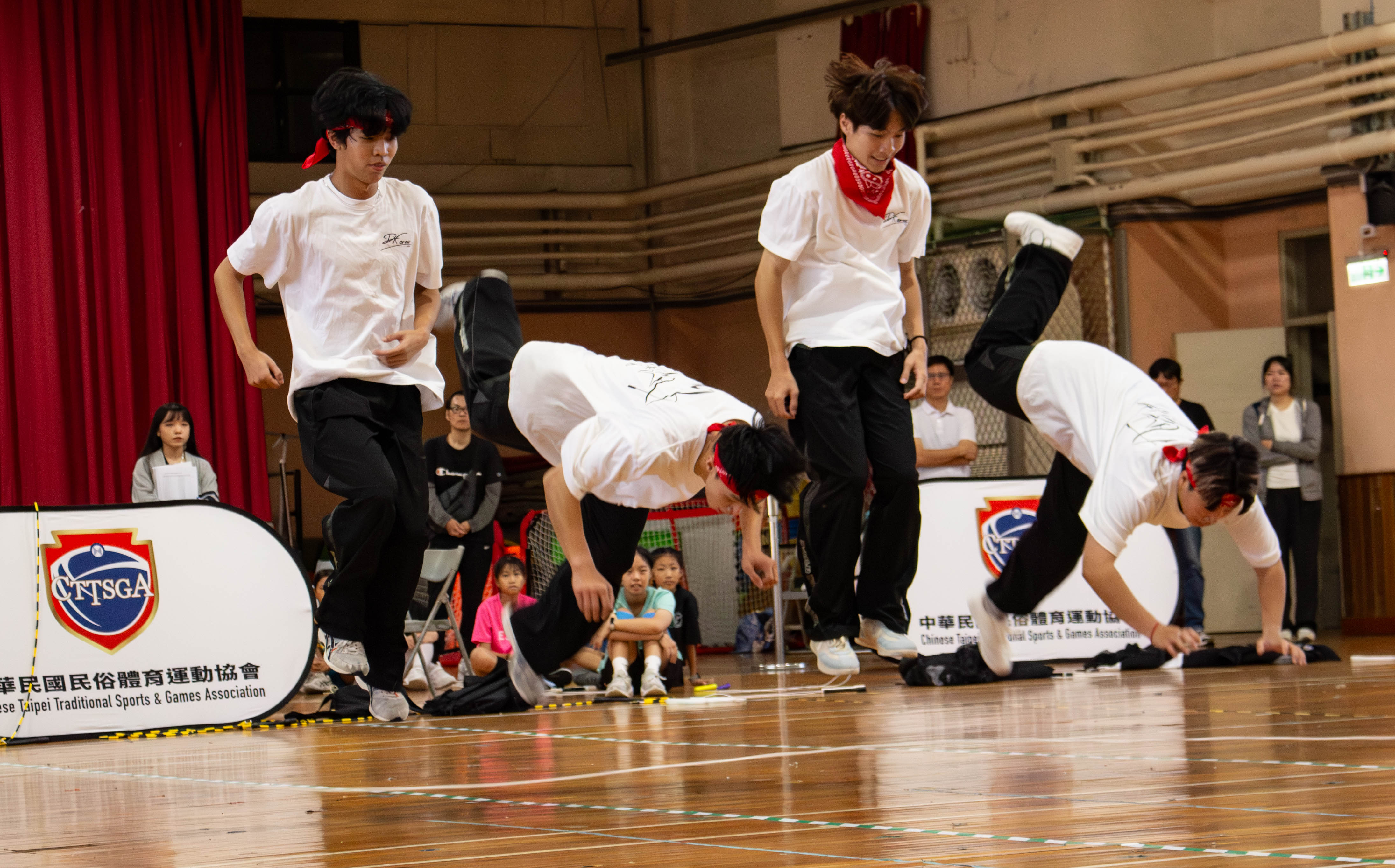 簡子翔（右二）表示，此套動作在編排時參考了國外技術，但難度較高，團隊花費許多時間鑽研。　圖／林婷妤攝