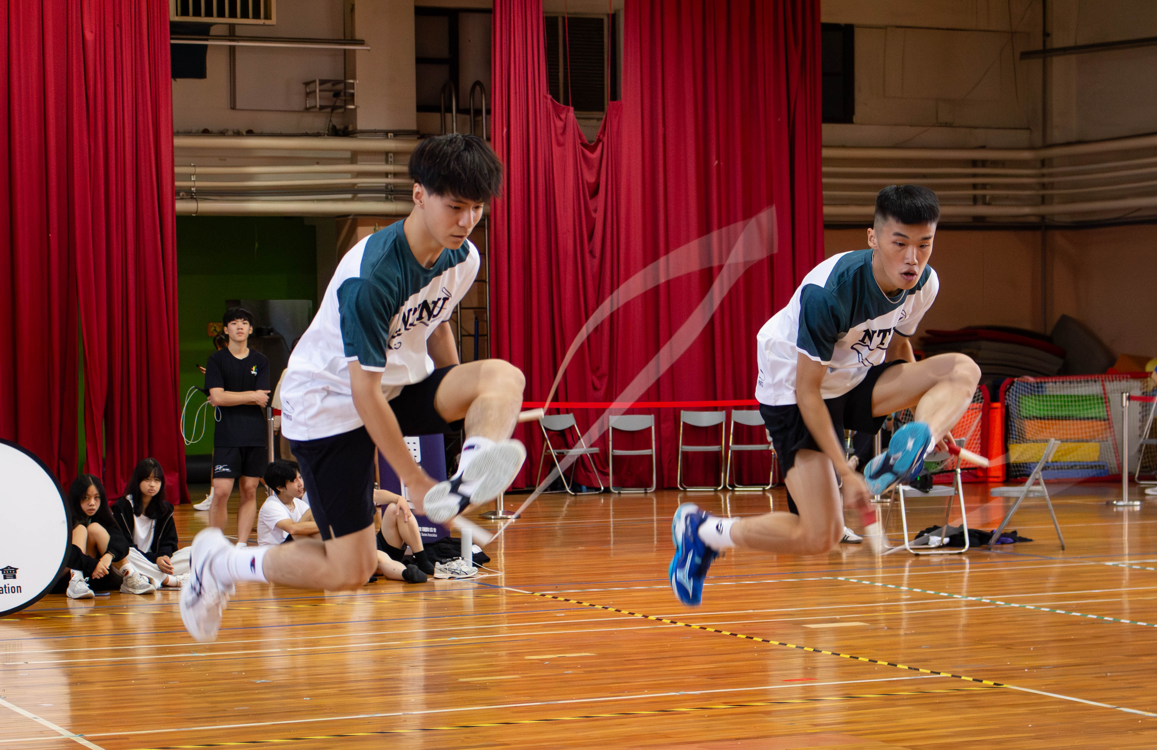 整段表演中，姚卓嵐（左）與羅樂遙（右）動作精準且同步，展現兩人的絕佳默契。　圖／林婷妤攝