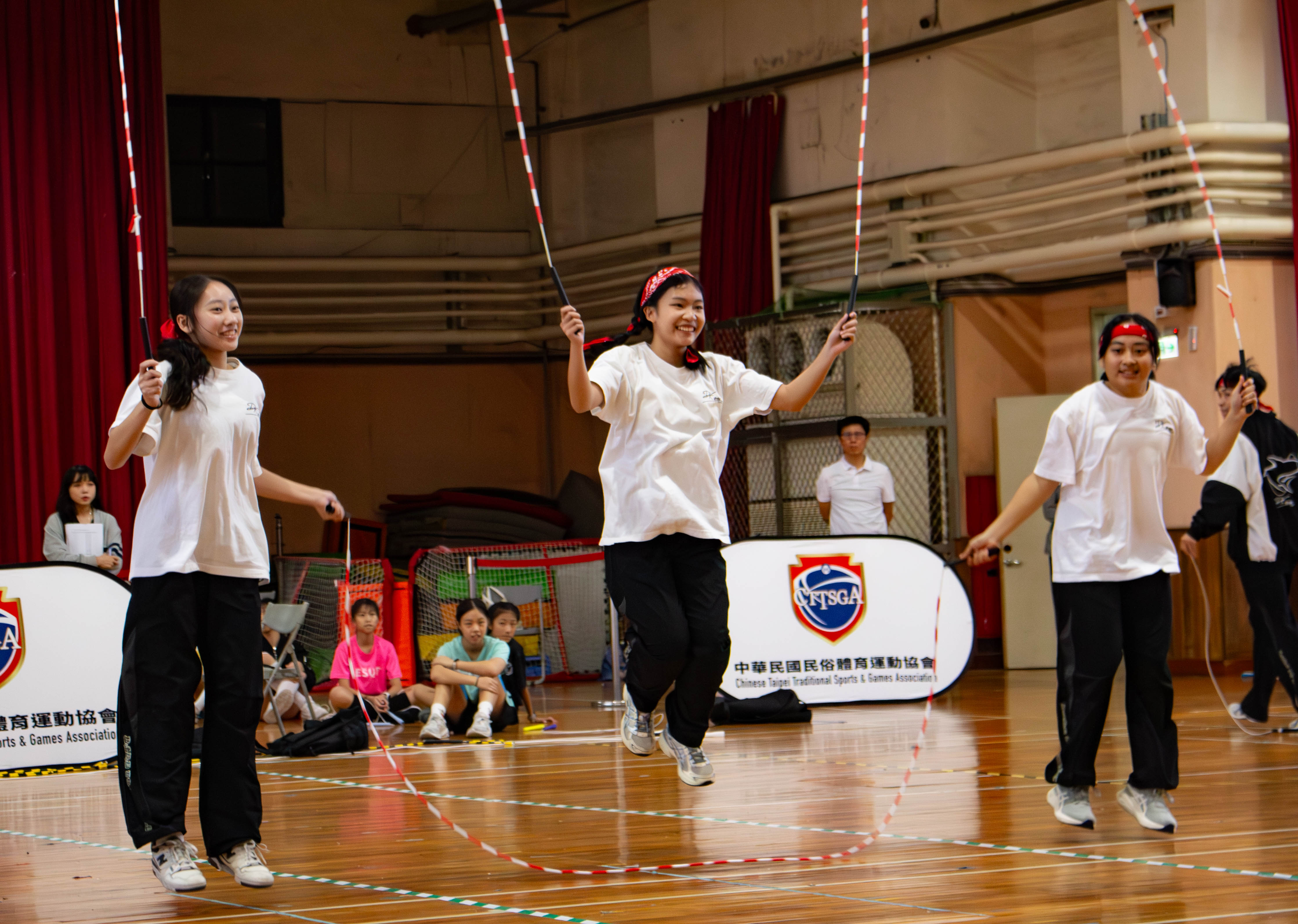 「DX Crew」隊的部分團員除了為比賽選手外，本身也擔任教練，教導國小組選手。　圖／林婷妤攝