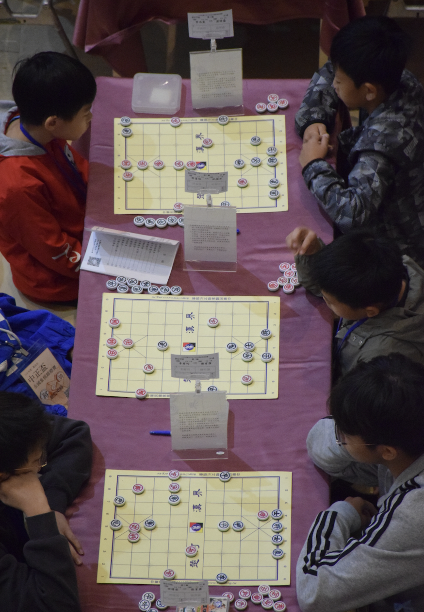 象棋的目的為將死對方的將、帥，雙方各有七種不同走法的棋子，在九宮格和楚河漢界上進行攻防。　圖／江虹攝