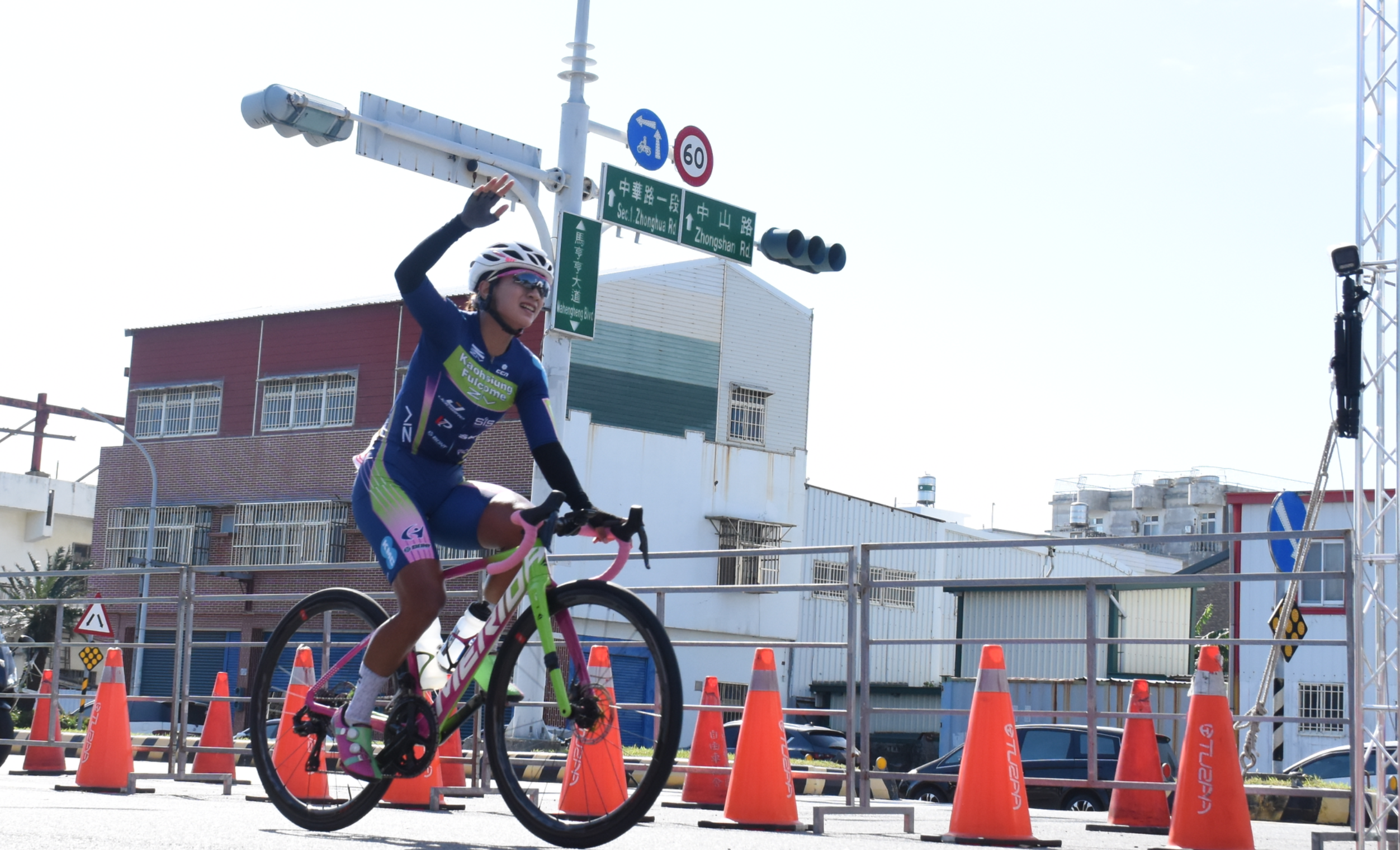 公路賽在領先集團中的選手須時刻觀察對手動態，若抓準時機突圍成功，等同搶下主導權，常是左右名次的關鍵。　圖／方凱琪攝