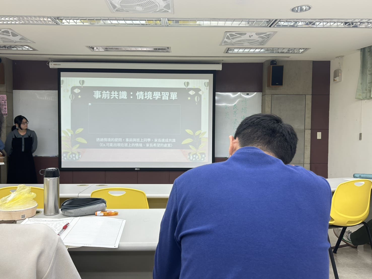 黃譯瑩說明班級經營及課程設計課程重要，如何吸引學生、滿足學生的好奇心是老師需要考量的。　圖／政大師培生小洞提供