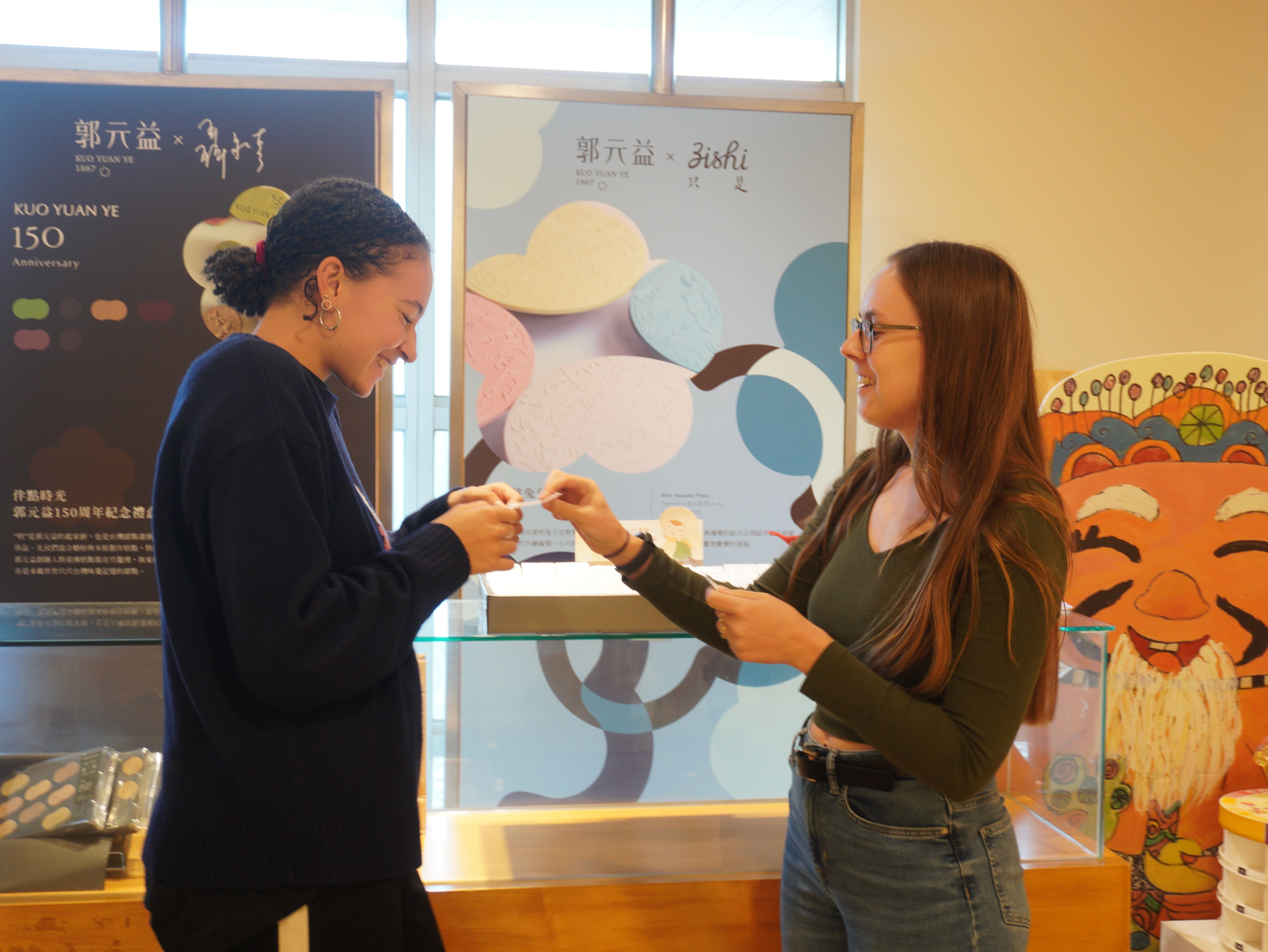 外籍學生擲筊並抽取詩籤，在參與傳統祈福儀式的過程中，感受台灣民俗文化的獨特魅力。　圖／黃千艾攝