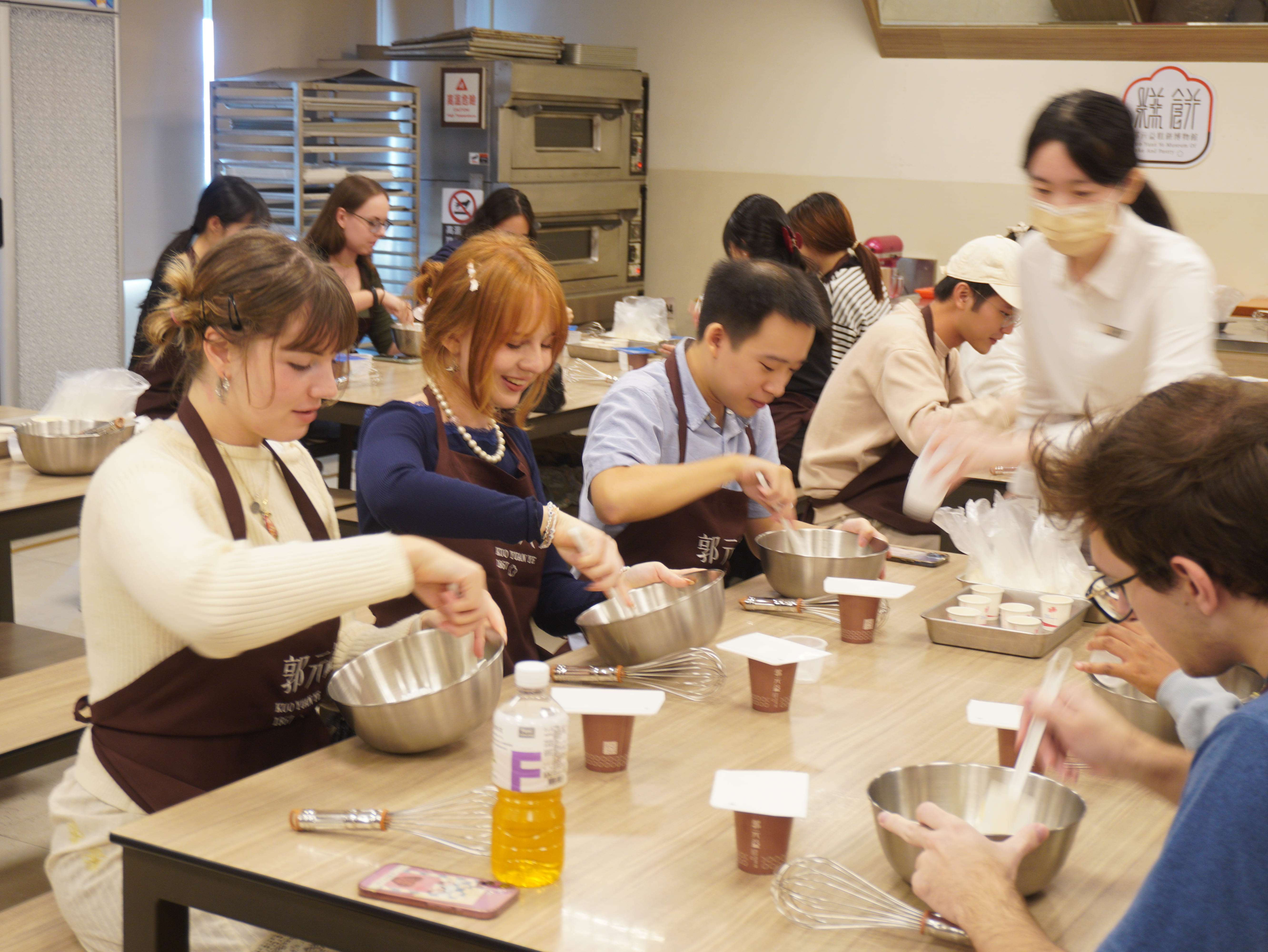 臺德學生以食會友　手作鳳梨酥促文化交流