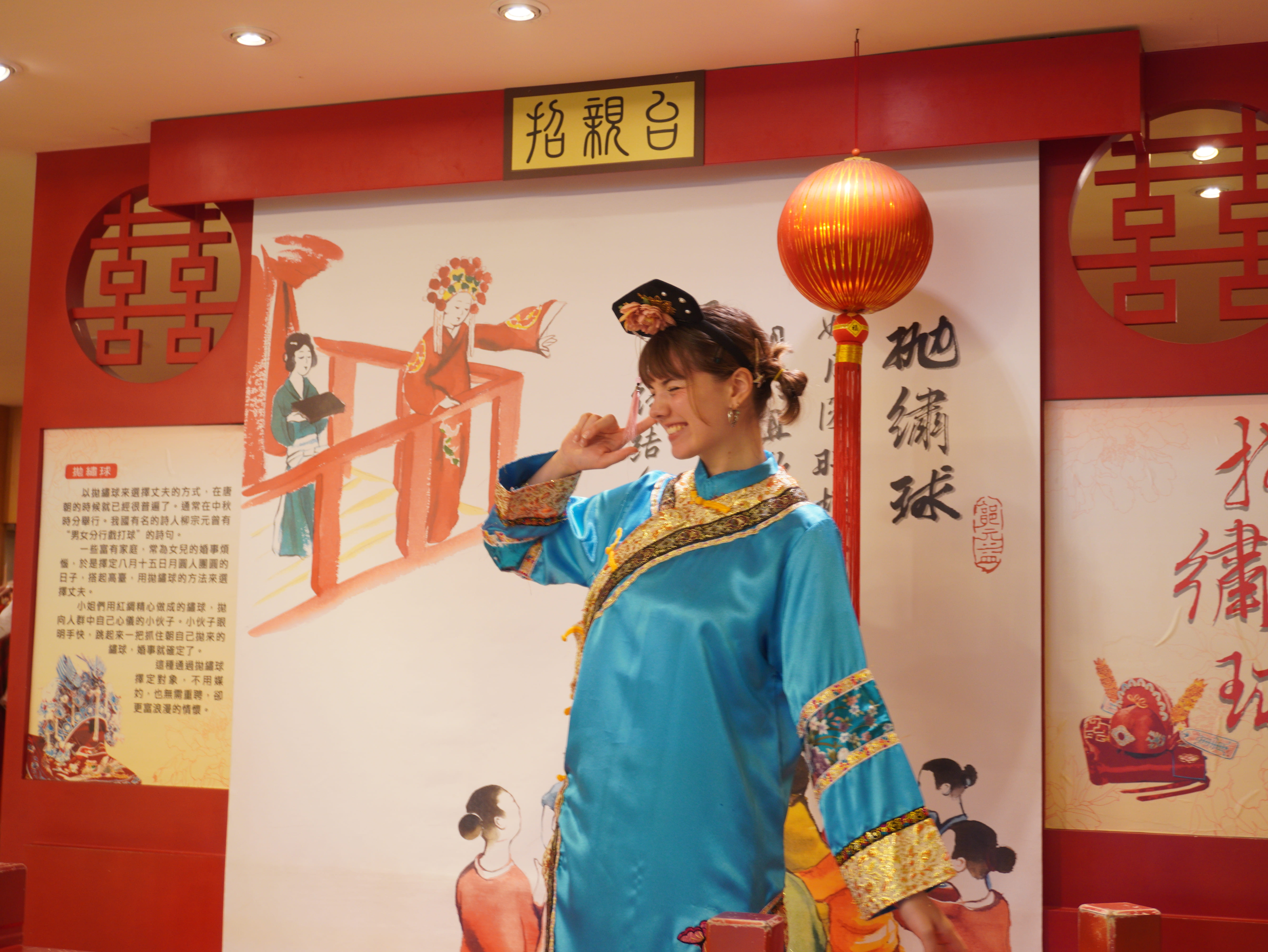 來自德國的學生體驗古代傳統服飾，親身參與中華文化與禮俗。　圖／黃千艾攝