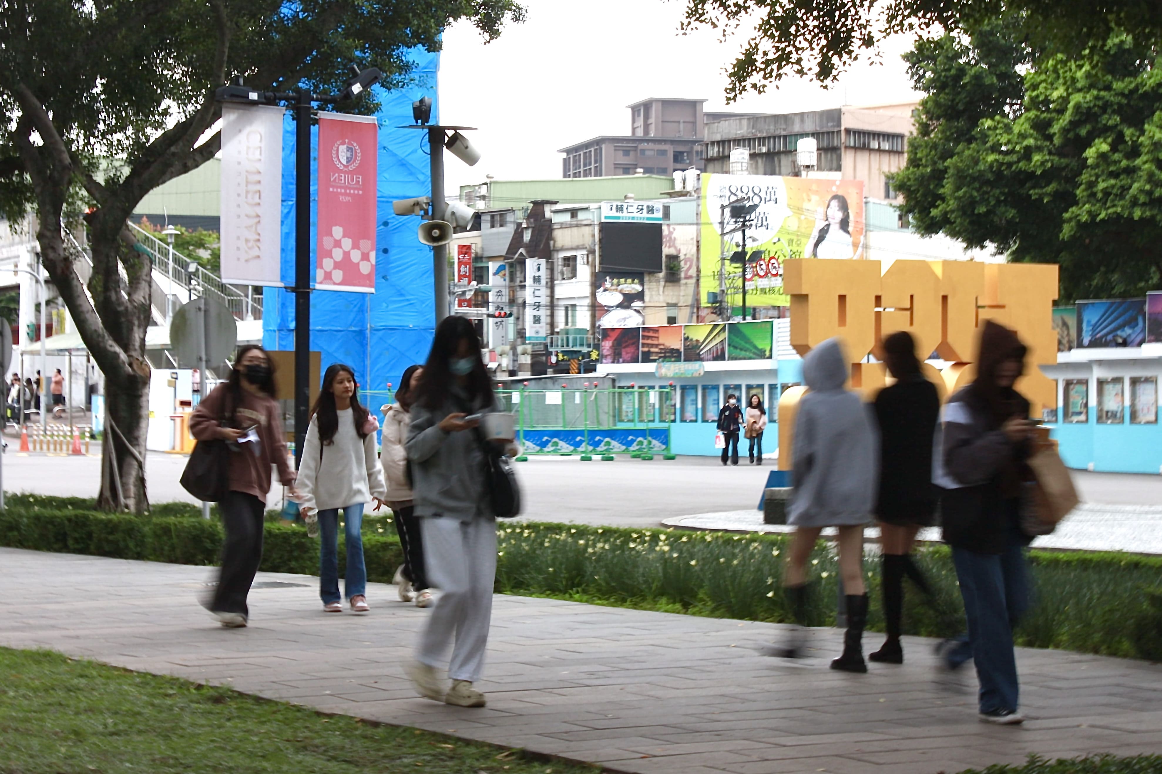 輔大學生會亦通過社群媒體管道宣傳多元文化假的連署活動，共計號召逾500位學生參與。　圖／蔡得曦攝