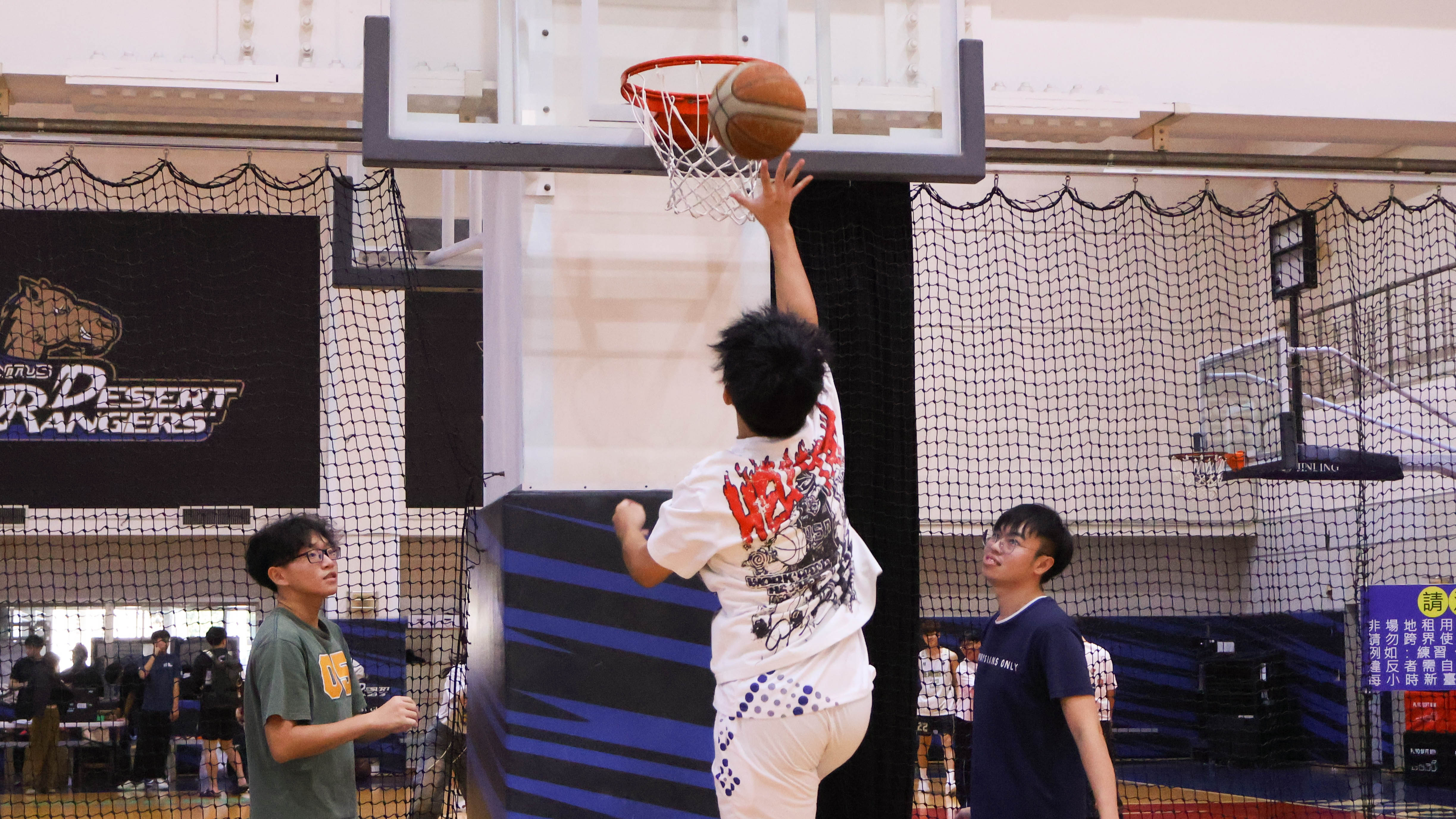 海大學生郭美玲建議，未來可規劃運動體驗環節，讓觀眾利用空檔時間上場投籃。　圖／顏貝恩攝