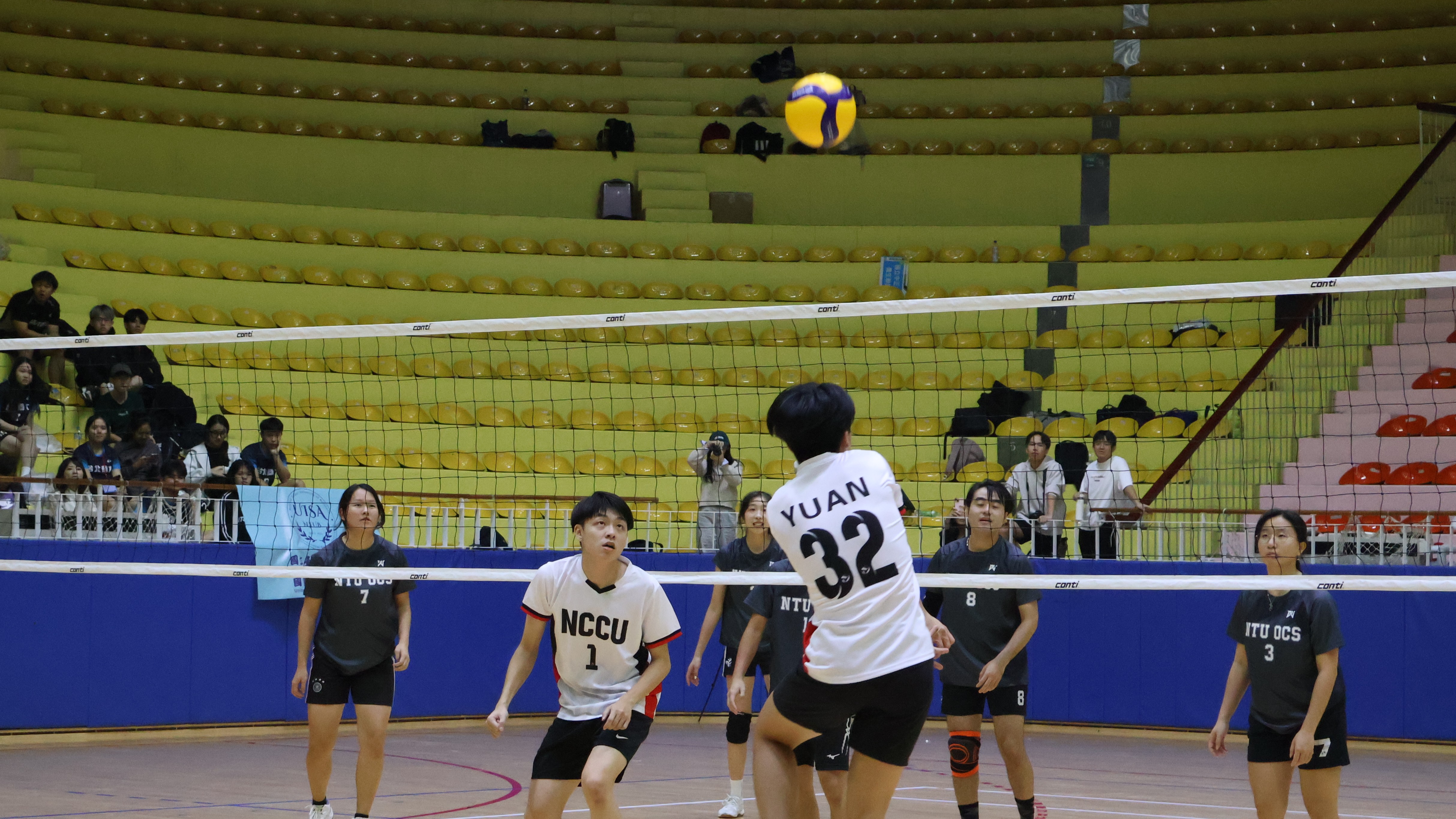 男女混合排球賽事中，以率先取得兩局15分的隊伍獲勝，攻防節奏緊湊。　圖／顏貝恩攝