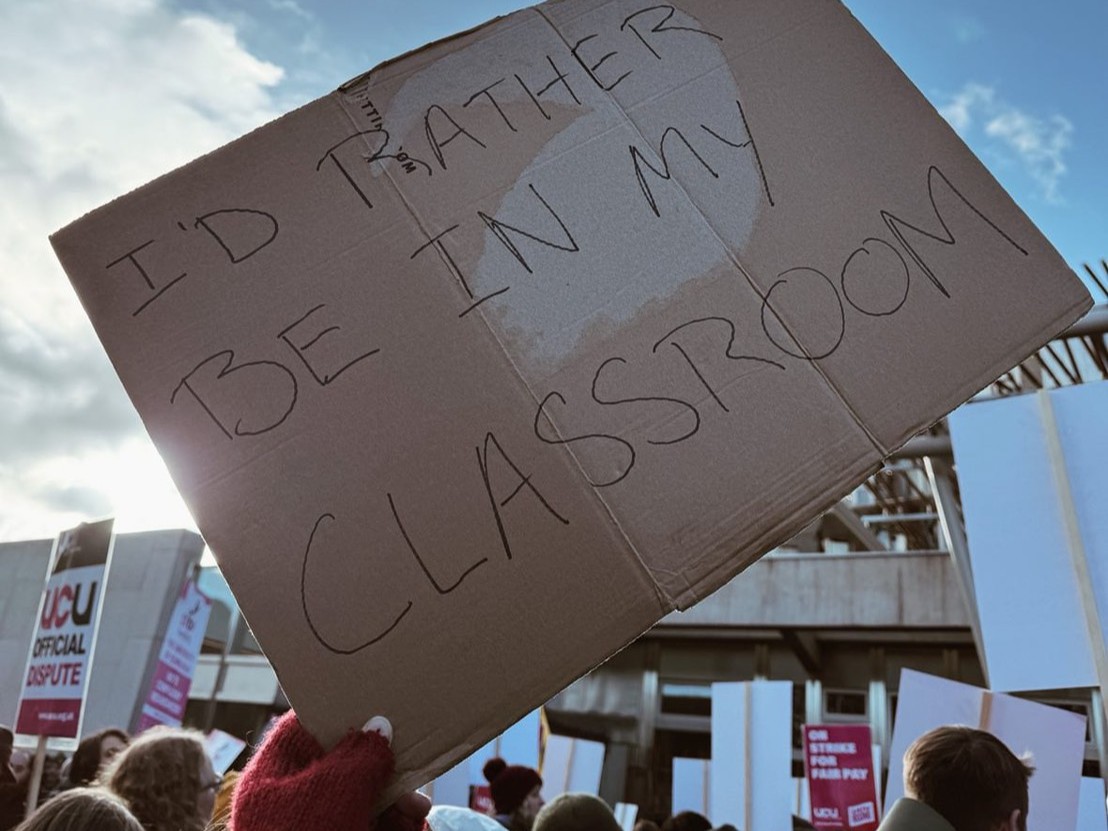 大學財務壓力促裁員　英國師生抗議共護教育環境