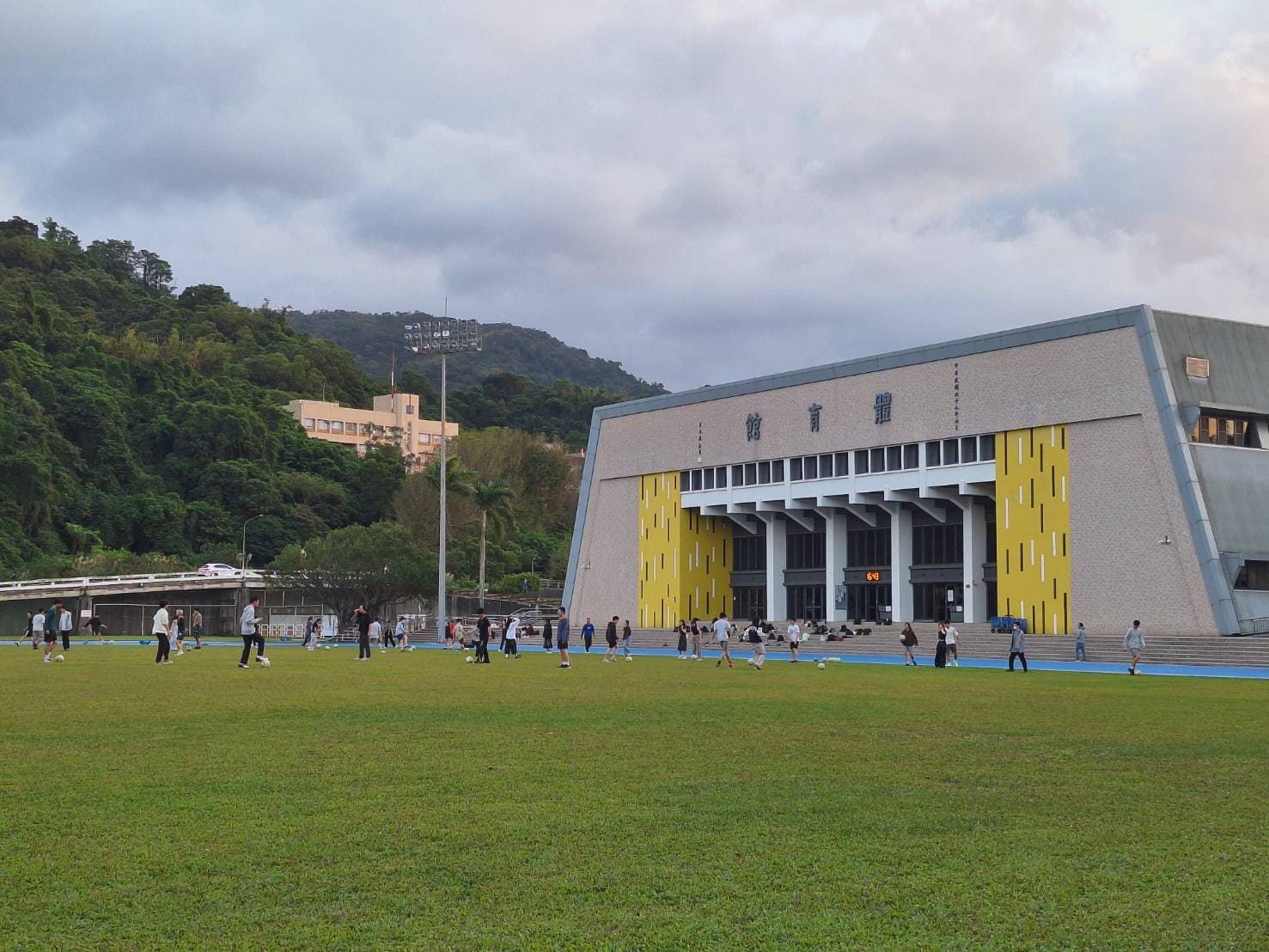 吳鴻傑指出目前政大體育課開課量是大一大二學生人數的1倍以上，未來希望開設更多元項目供學生選擇。　圖／林庭如攝