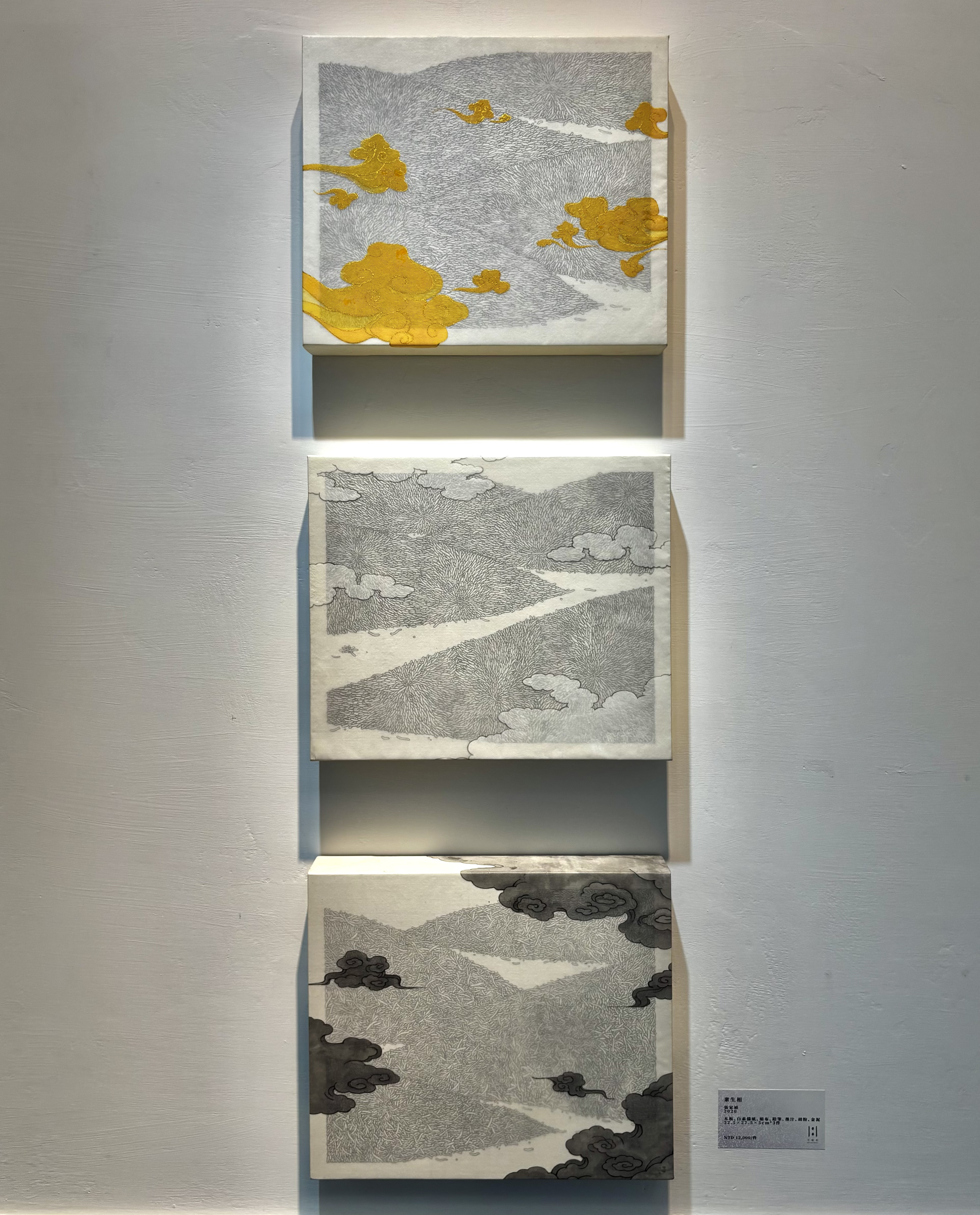 三聯式作品〈眾生相〉為張家禎早期的創作之一，開啟他以蛆蟲符號探問生命與腐朽循環的旅程。　圖／黃律齊攝