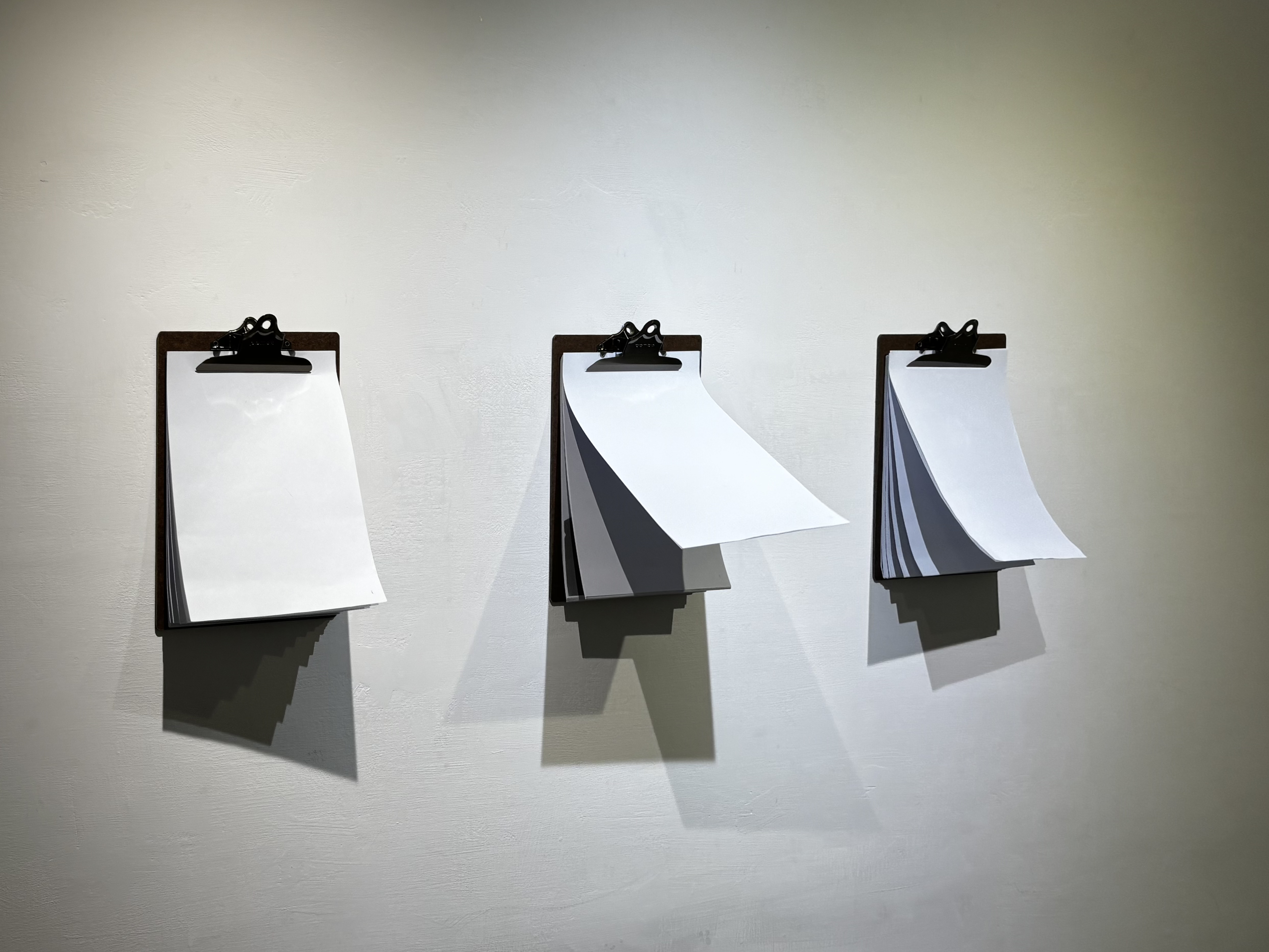 〈消逝的面容〉由張家禎高中、大學與碩班證件照複印而成。他認為，遺忘看似可悲，卻是人生必經之路。　圖／黃律齊