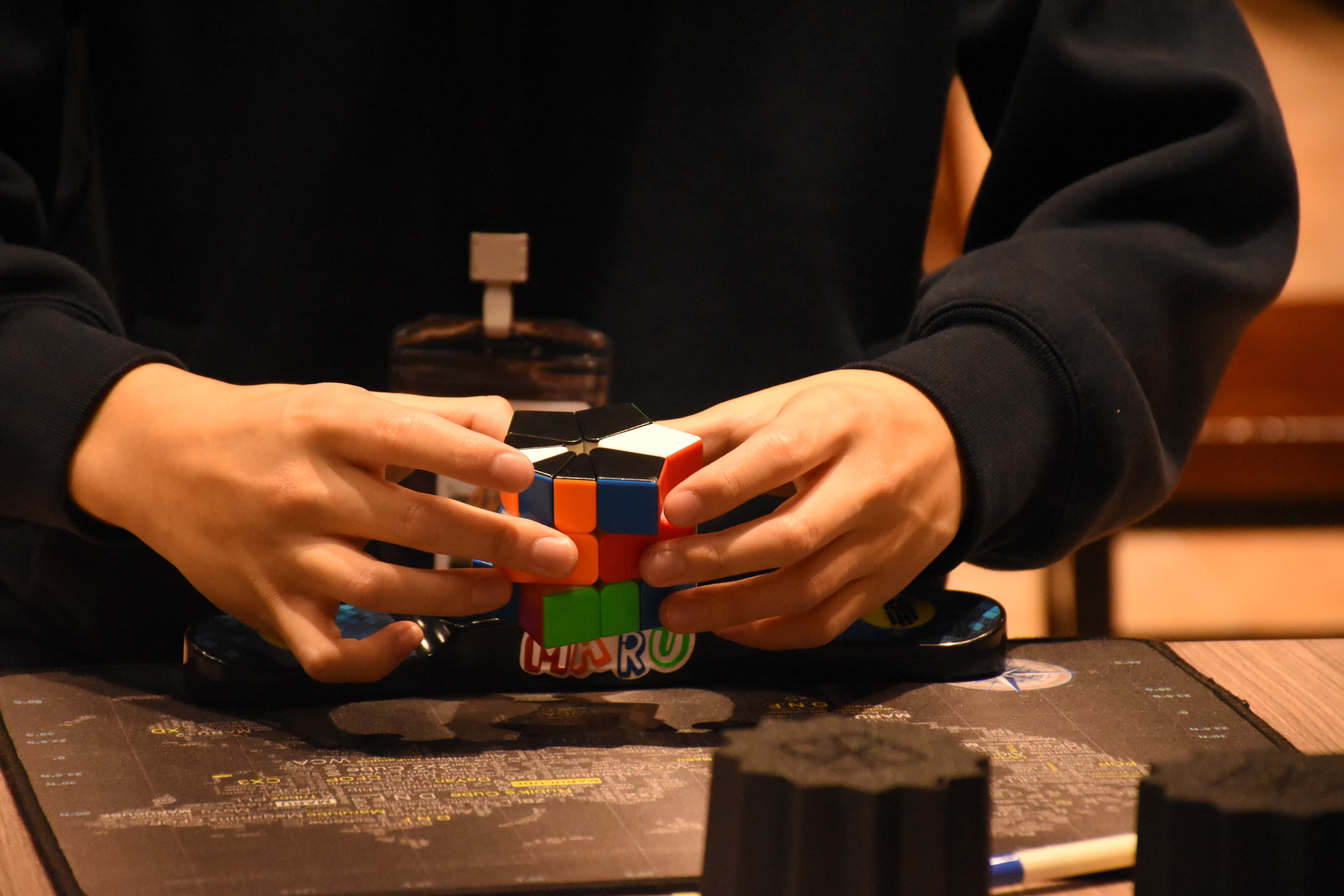 Square-1會用特殊罩杯覆蓋，並常以黑、白色清楚區分方塊的方向，是魔術方塊項目中參與度較低之項。　圖／方凱琪攝
