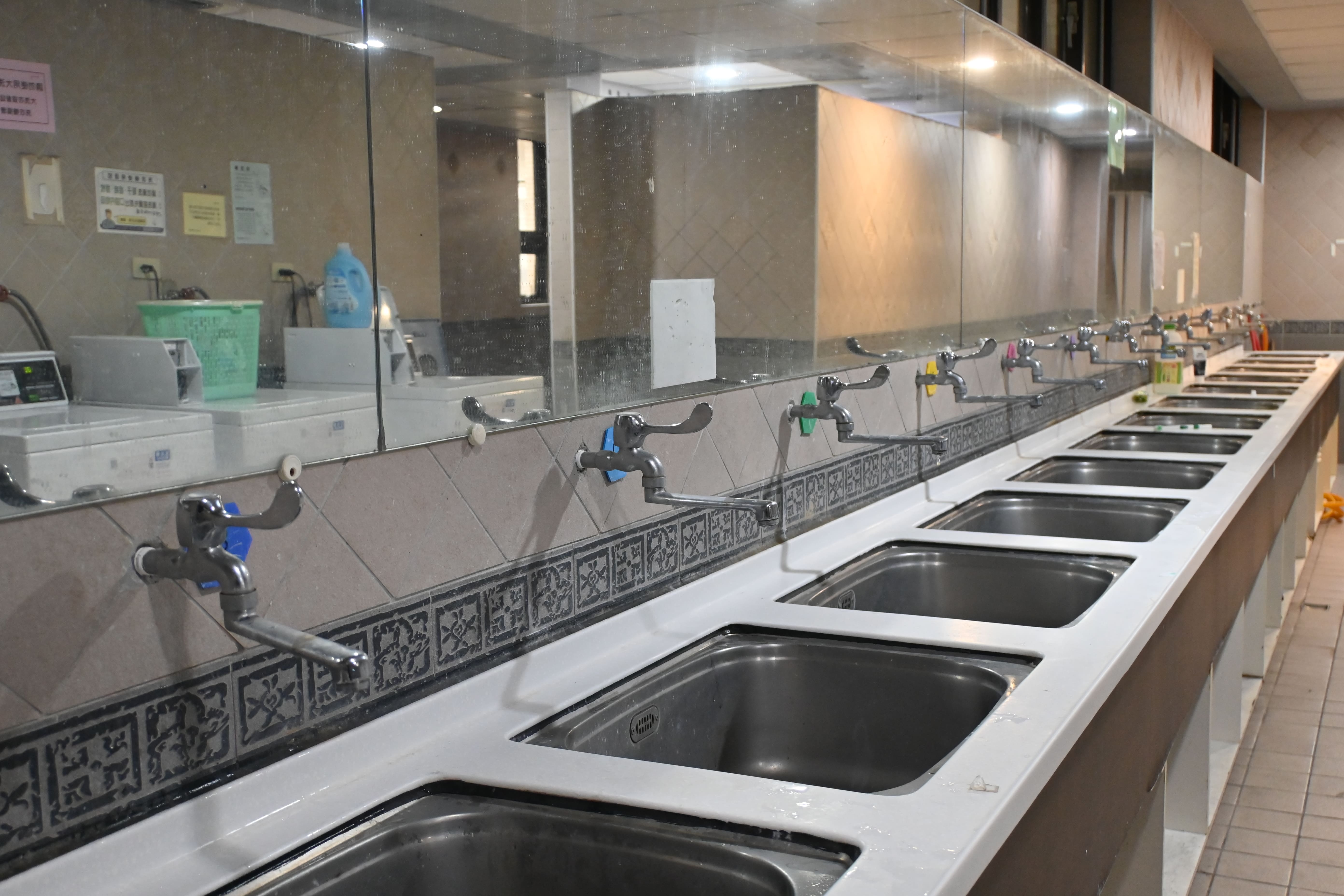 育幼家庭通常需要獨立設備而多數宿舍仍以雅房為主，若於一般房型間插入家庭式也可能影響周遭作息。　圖／王翊丞攝