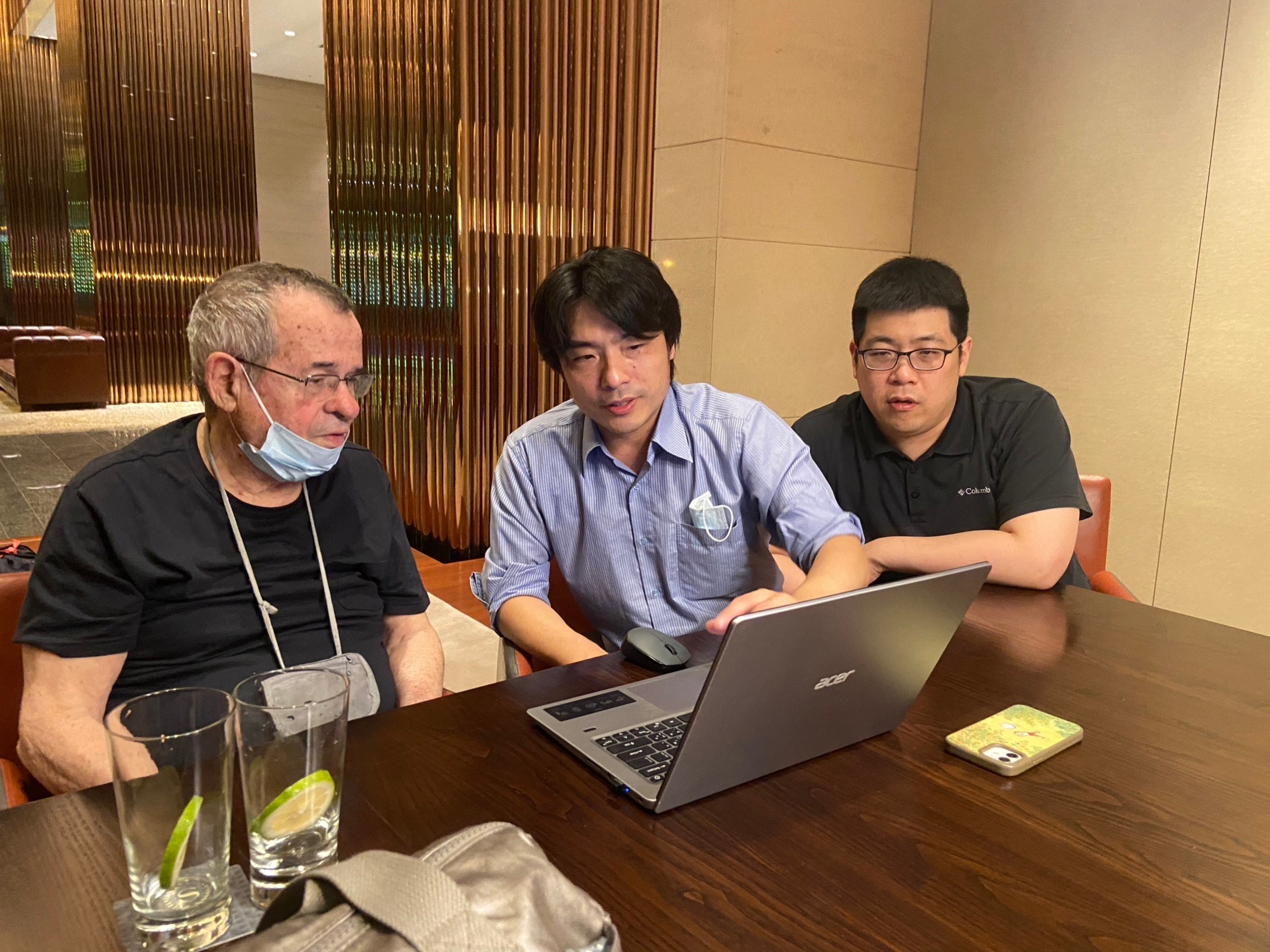 諾貝爾化學獎得主瓦謝爾（左一）與團隊實體首次實體討論如何開發出更高效的蛋白質結構分析演算法。　圖／羅惟正提供