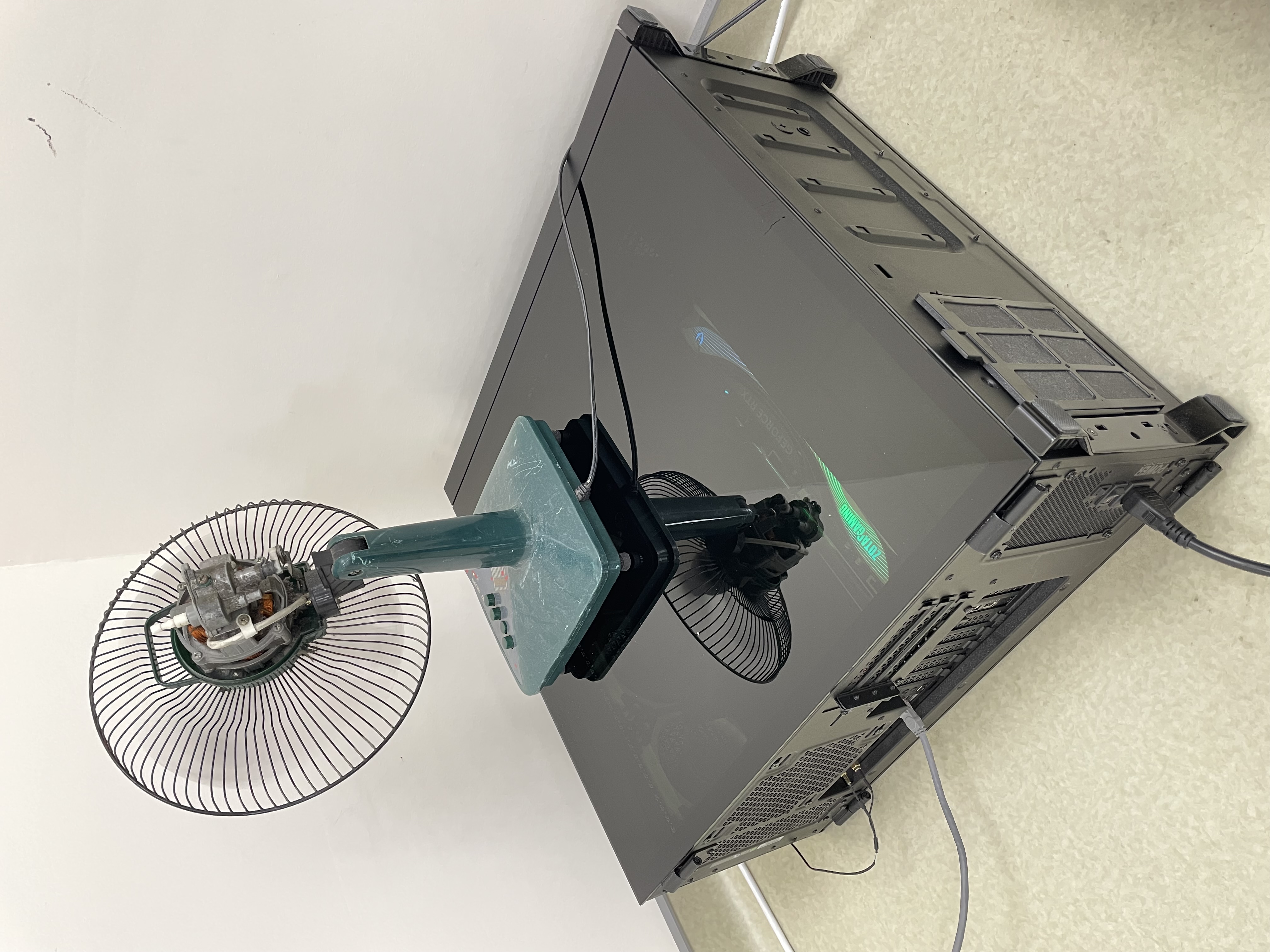 實驗室用退役的個人電腦，和無外殼的普通電風扇散熱，開發出SARTS2，資源有限卻更顯團隊的堅毅刻苦。　圖／羅惟正提供