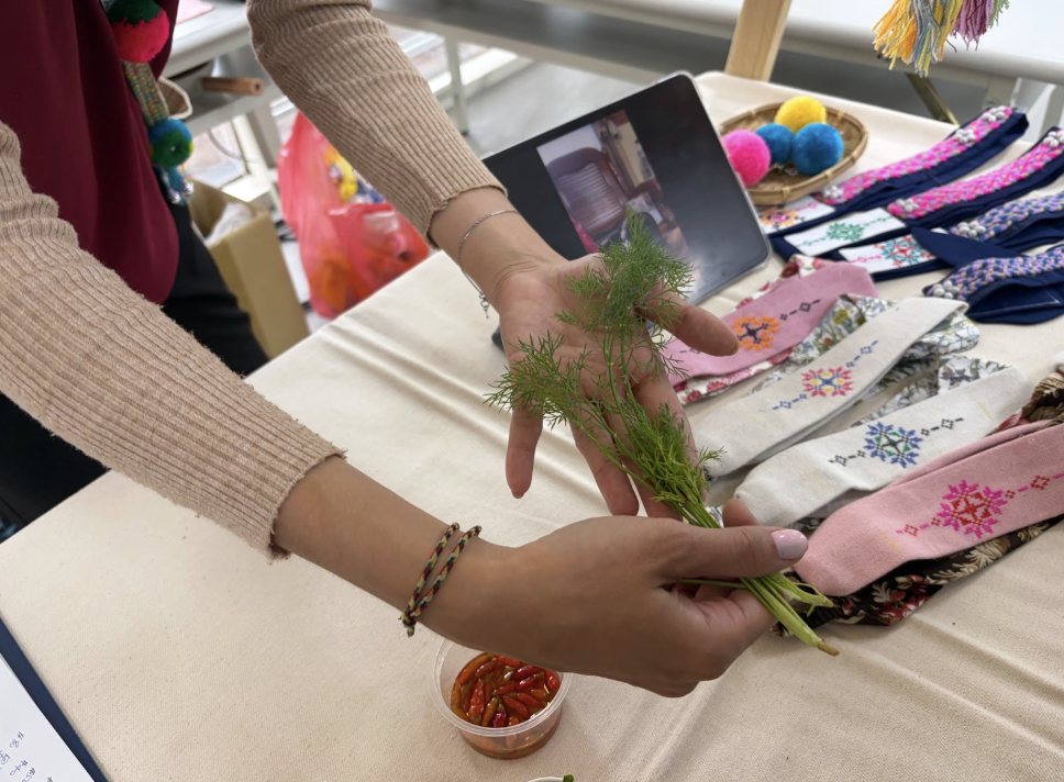 透過分享食材的故事，張慶玲盼讓大學生更加關注阿美族文化，甚是前往花蓮部落親身體驗。　圖／蔡孟安攝