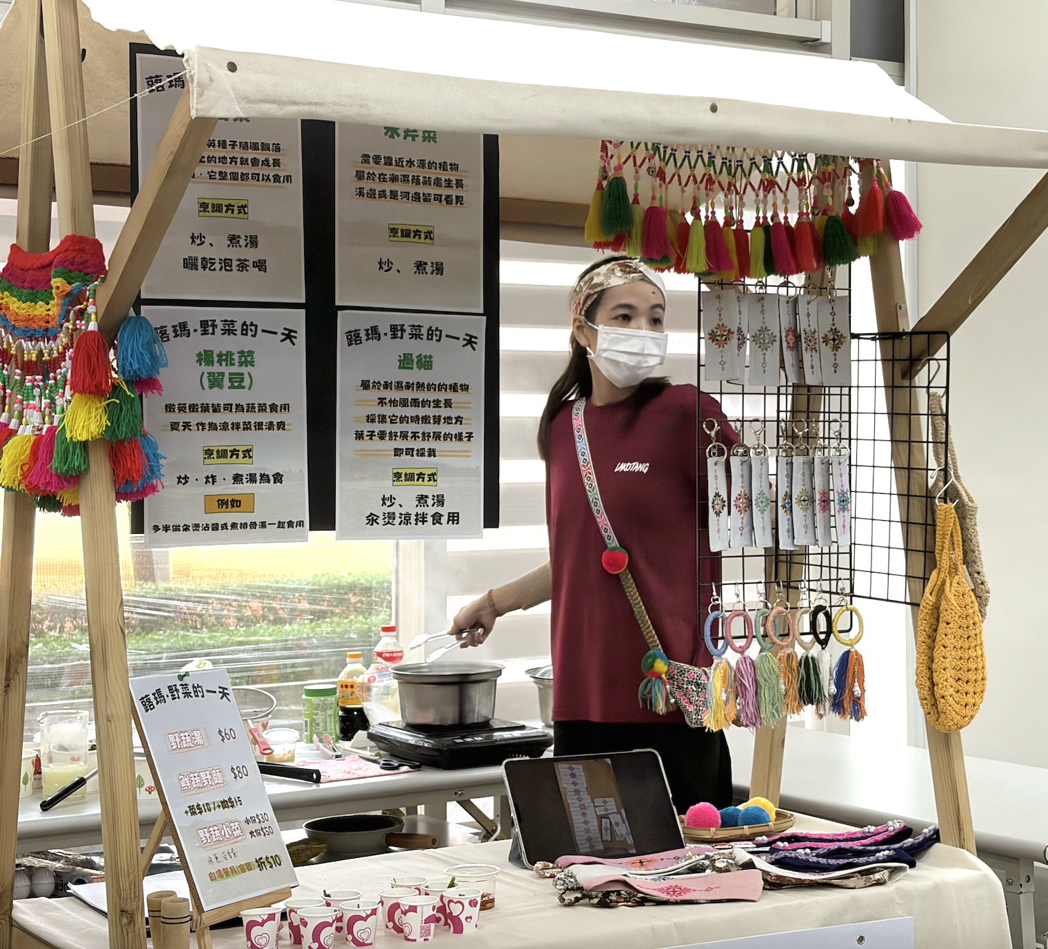 張慶玲烹煮阿美族日常常見的野菜，並加入炒蛋等配料供學生品嚐。　圖／蔡孟安攝