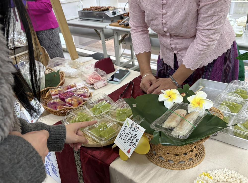 泰國攤販準備由椰奶製作而成的摩摩渣渣果凍及千層糕，並與學生介紹製作過程。　圖／蔡孟安攝