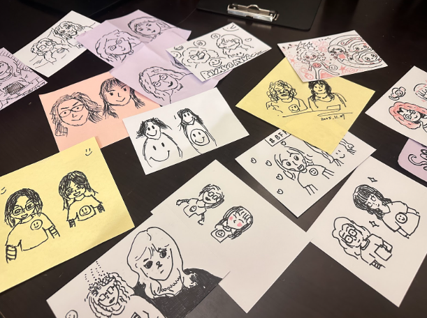 展演「你有多久沒有大笑」以搞笑影片找回參與者笑容，並以似顏繪記錄當下的笑靨。　圖／劉倚瑄攝