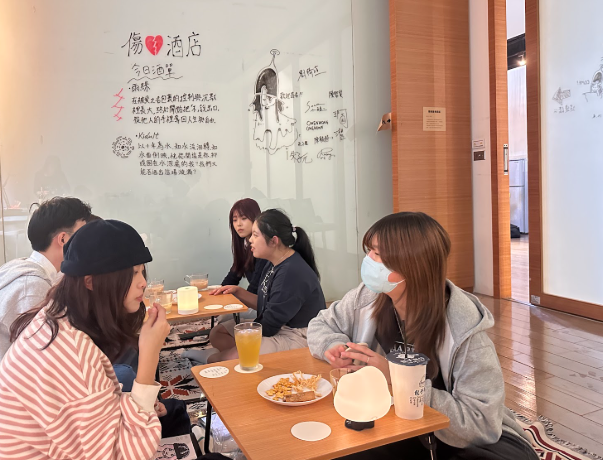 「傷心酒店」提供微醺空間，讓參與者以酒換故事，在輕鬆氛圍中分享煩惱與情緒。　圖／劉倚瑄攝　