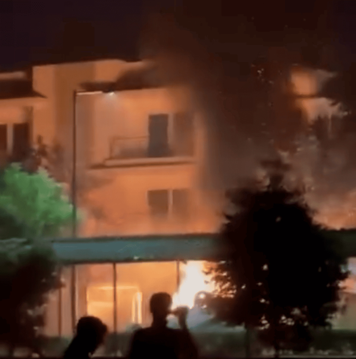 學生因和平抗議訴求遭無視，加上教職員的暴力壓制，憤而縱火燃燒校舍以及車輛。　圖／Abhi提供