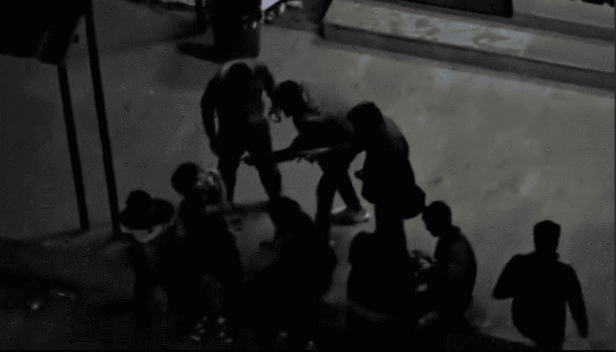 教職人員發現學生示威後，施以掌摑等肢體暴力，讓抗議事態於26日清晨12時升級。　 圖／Abhi提供