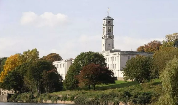 諾大在缺乏院系協商下宣布暫停課程，學生因系所縮編而受影響。　圖／取自Nottingham Post官網