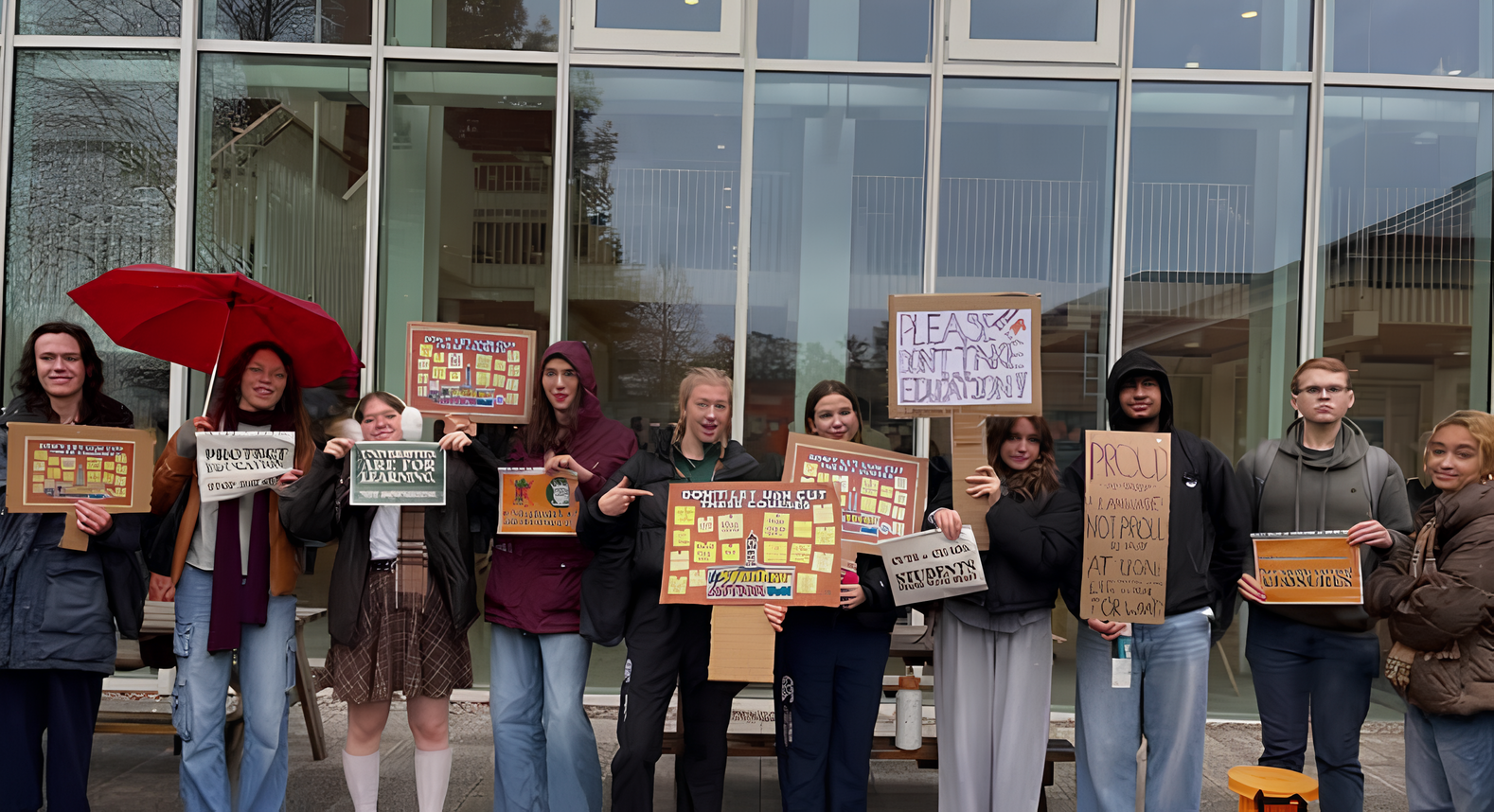 學生集結抗議，呼籲校方正視訴求、維護既有的學習福利環境。　圖／取自student action uon社群官網