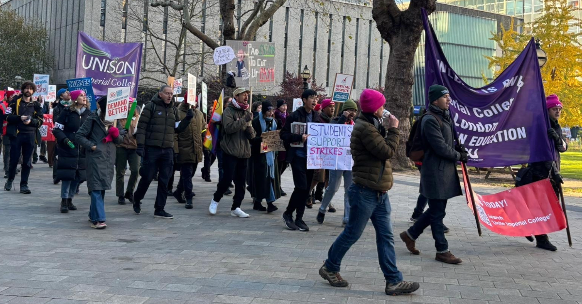 師生舉著 「要求更好待遇」、「學生支持罷工」等標語，抗議校方計畫縮減多項學位課程。　圖／取自University and College Union官網