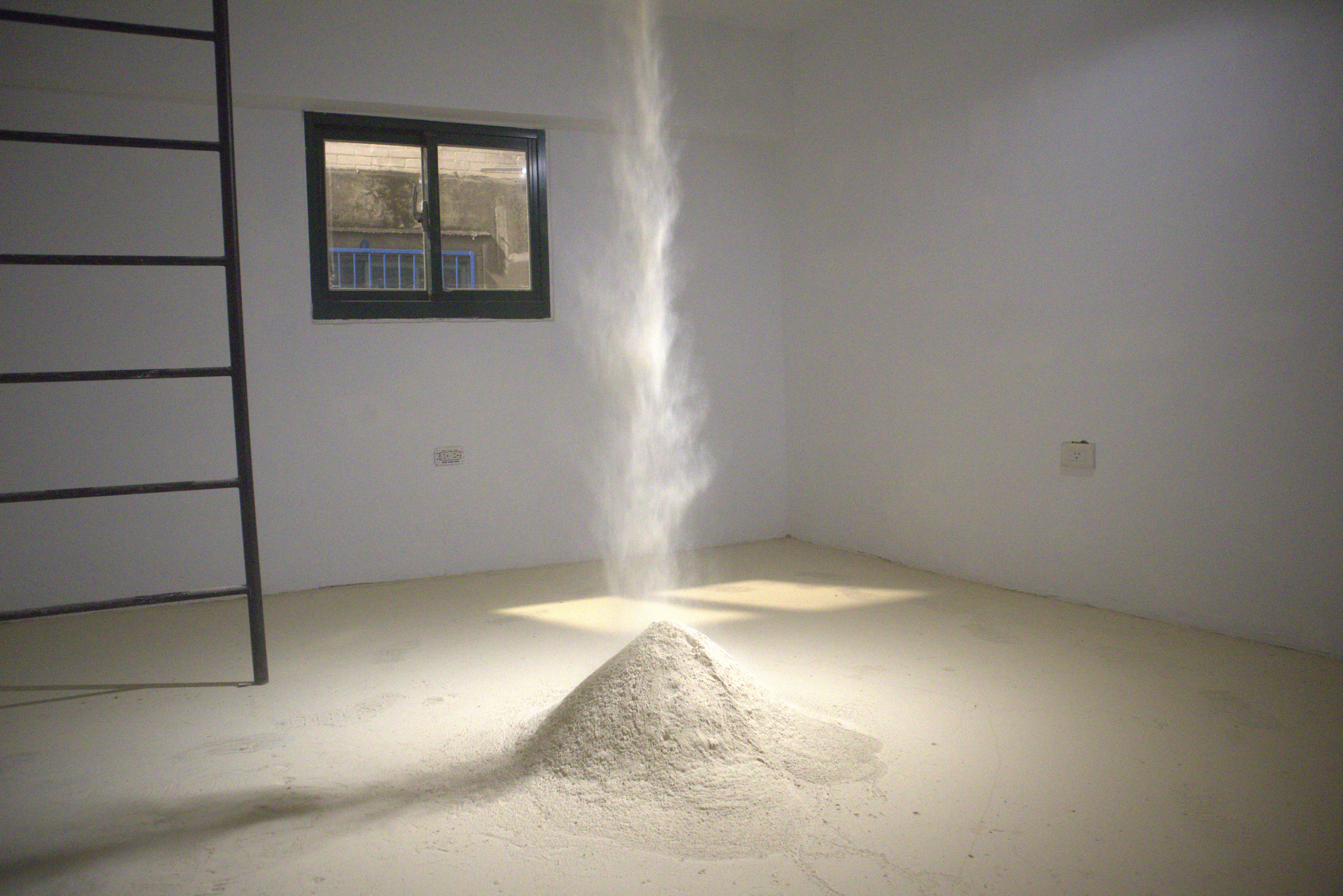 鞋底的紋路壓印在鬆軟的地面上，記錄了觀者在空間內移動的路徑與方向。　 圖／邱柏翔攝