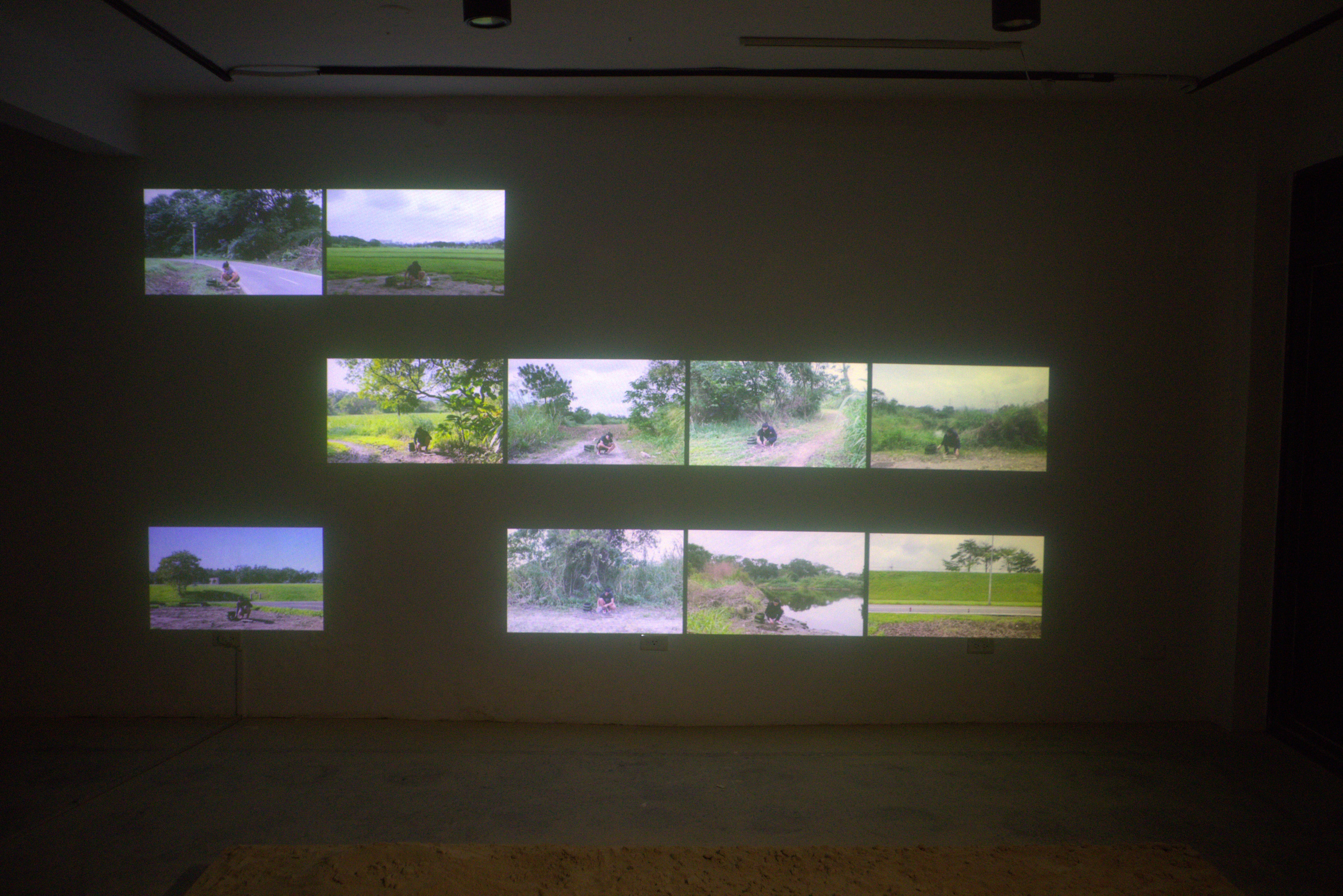 牆面上多個頻道影像同步播放，並加入蔡文堯在荒野、道路與草叢等不同場域，進行身體勞動的連續紀錄。　圖／邱柏翔攝