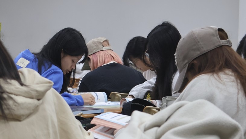 國文學系因應華語師資需求新增兩門課，並刪除多年未開及台文所共授課程；相關科目仍可改以自由選修修讀。　圖／陳少凡攝