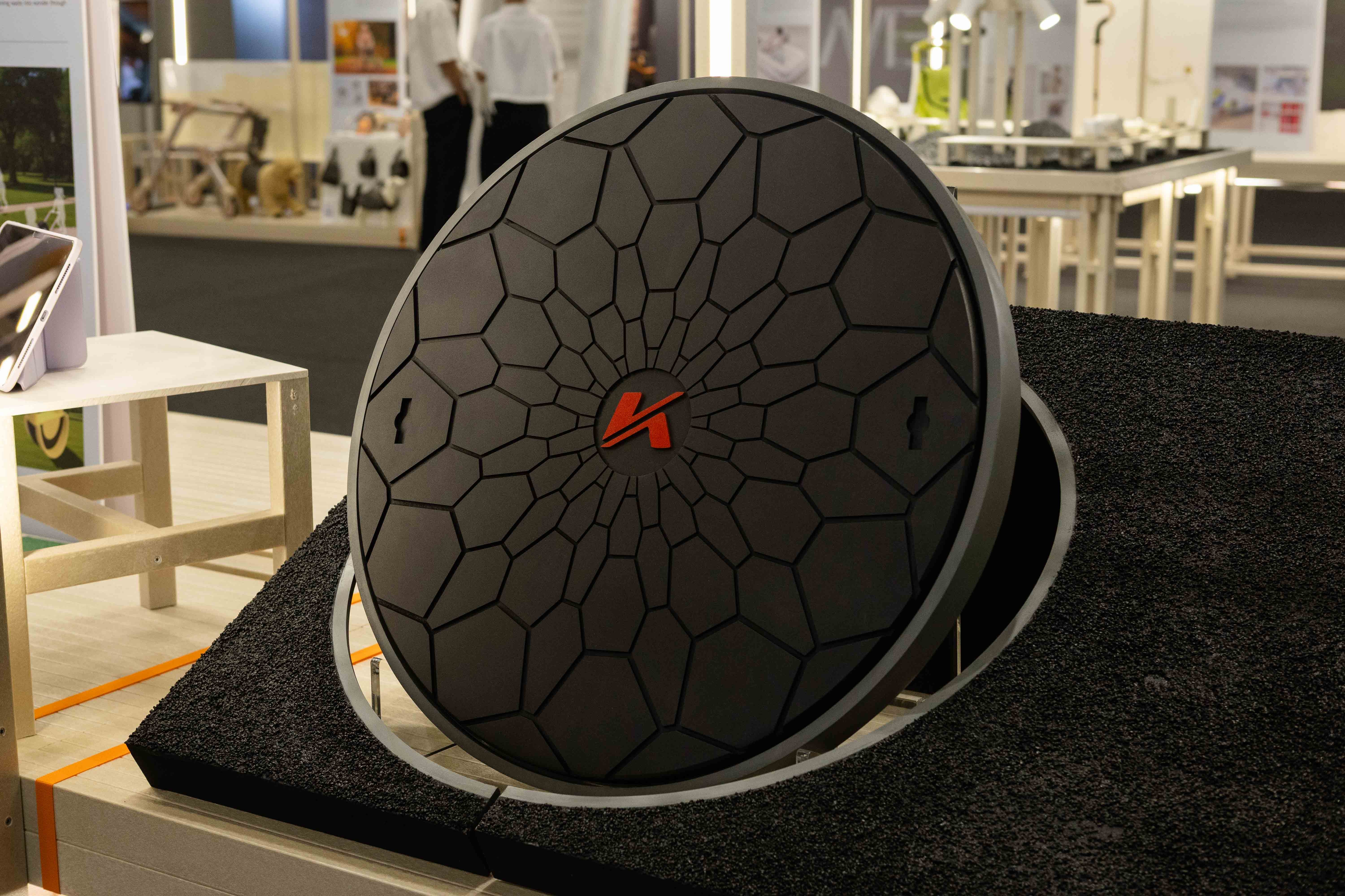 再生橡膠改善人孔蓋打滑問題　新突破實現環保目標