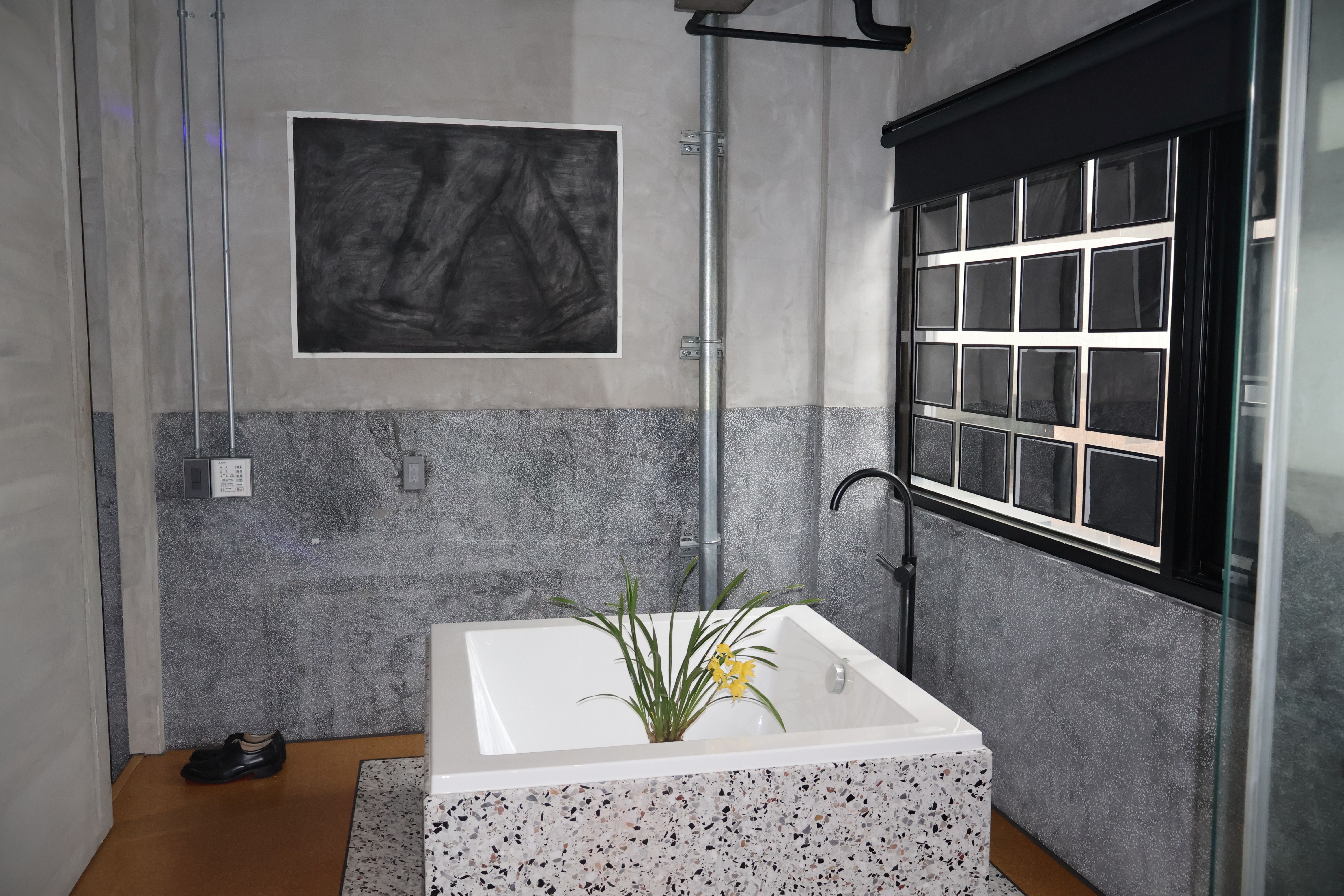 盧國聰在展區內以花朵象徵二二八公園裡，年輕人交流過程中所展現出的鮮活生命力。　圖／陳雙攝