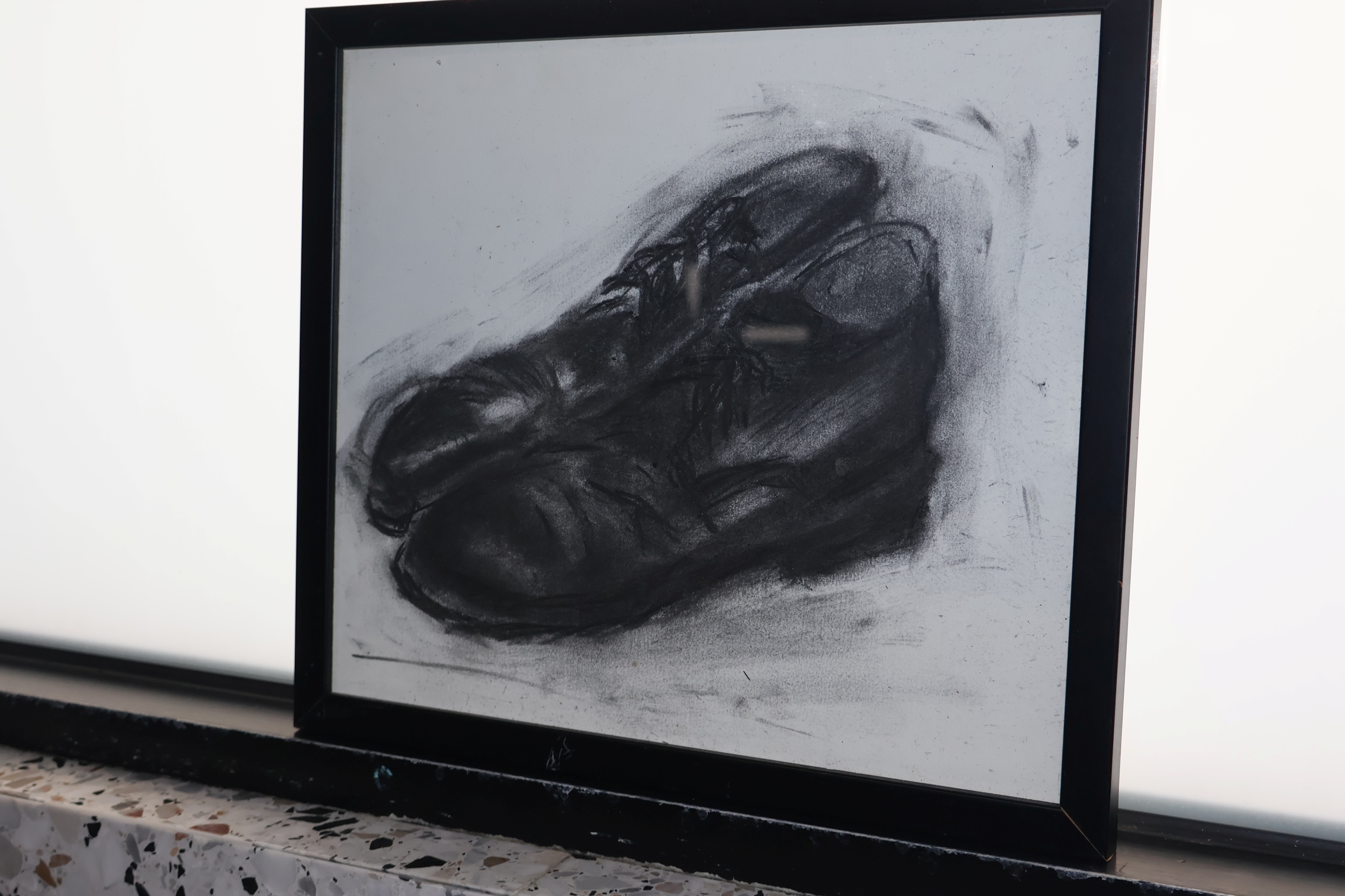 作品〈Sketch#2〉中，因皮鞋聲響與高跟鞋相似，且是電影舞蹈場景常見的元素，因此被盧國聰投射於歌舞廳。　圖／陳雙攝