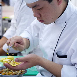 時蔬搭配特產　學生翻炒本土味