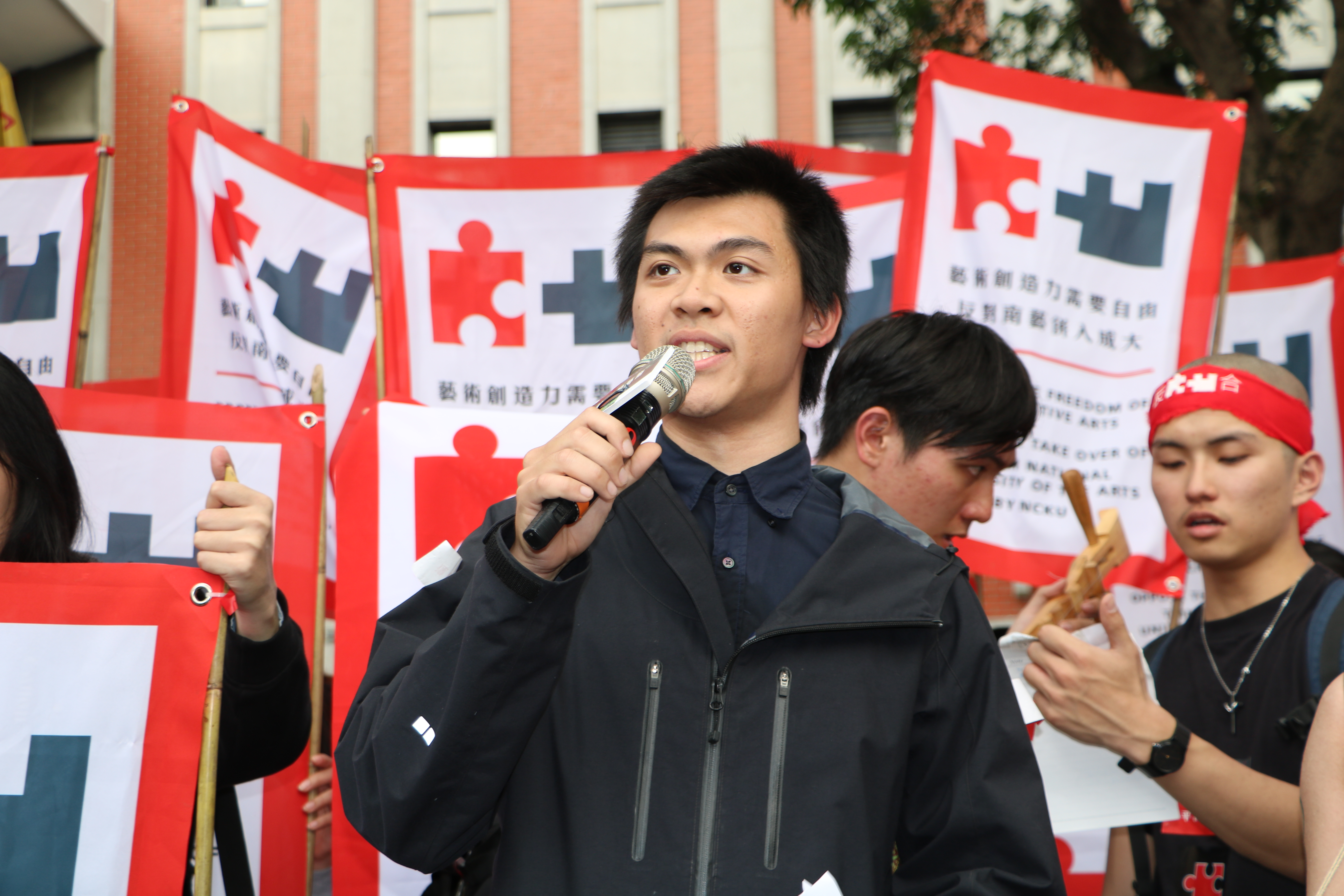 南藝大學生代表鄭翔宇表達學生訴求。　圖／黃婕攝 