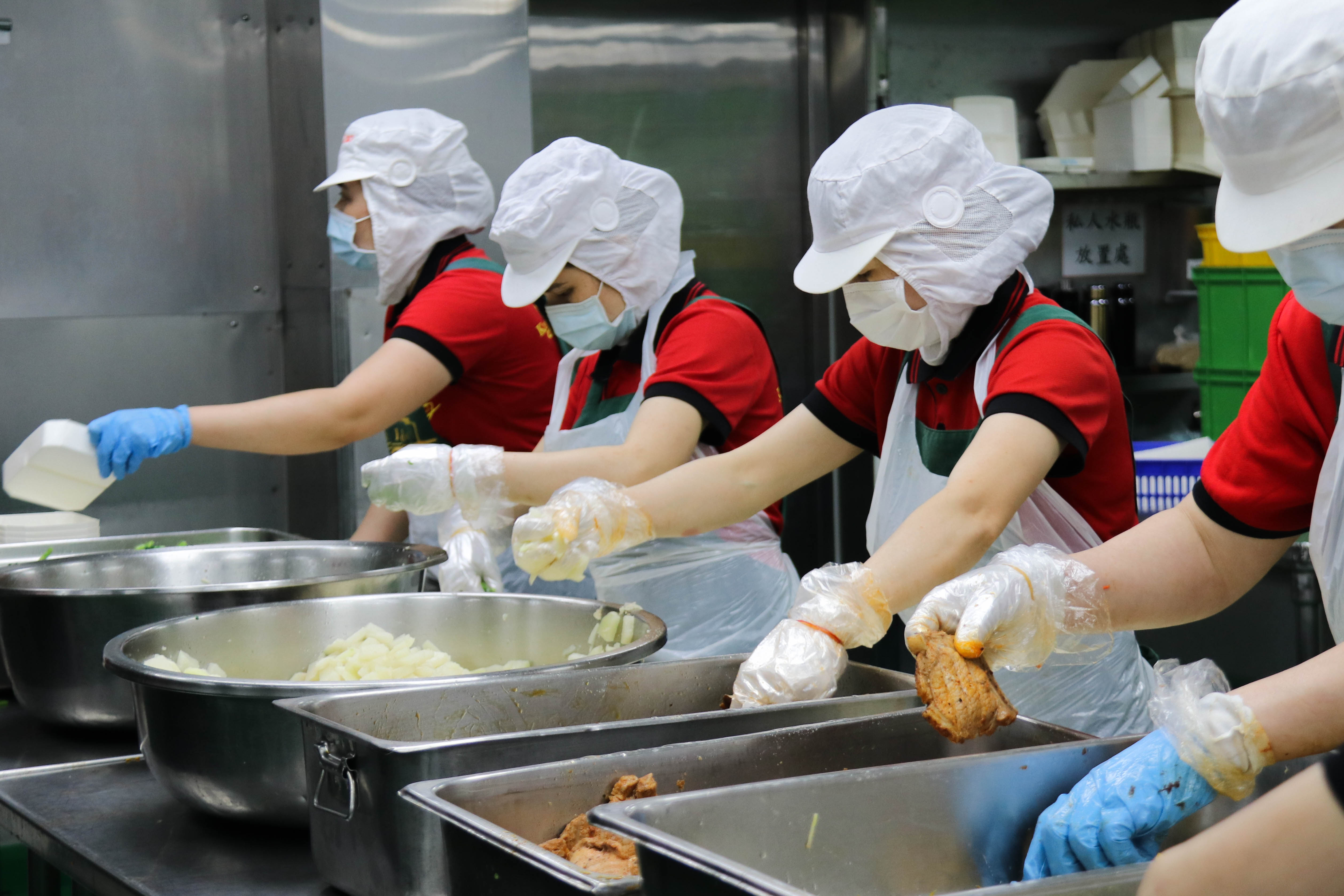 營養午餐為什麼糟？自由競爭市場下，夾縫中求生存的團膳廠商