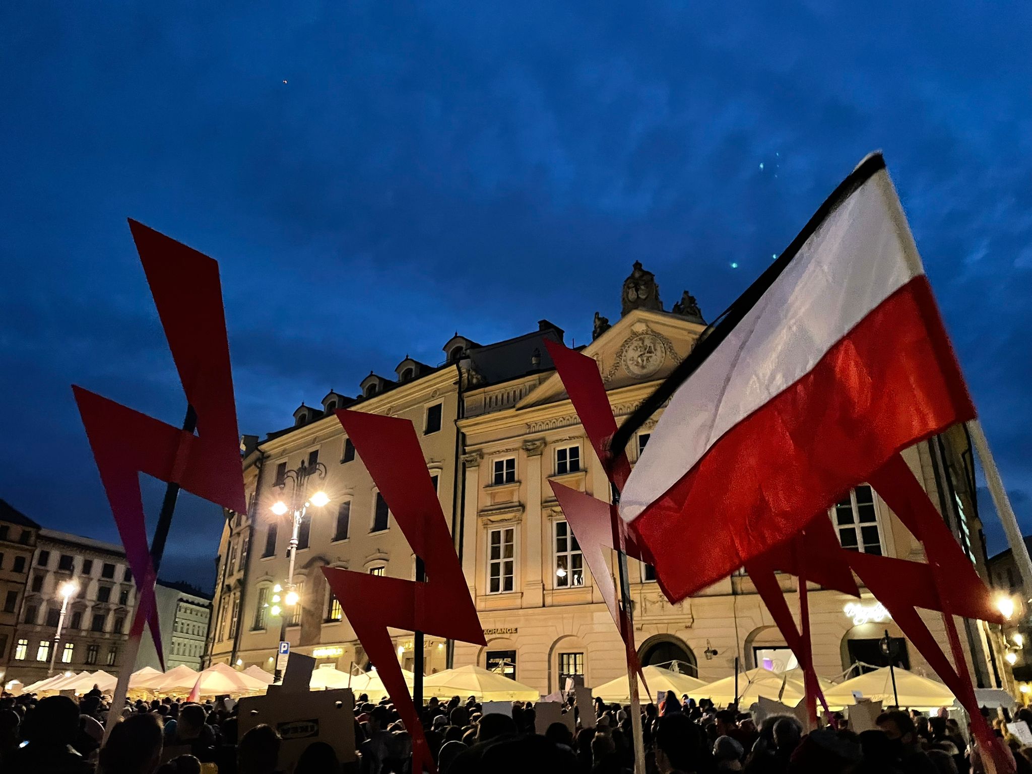 示威人潮聚集於波蘭最高法院前方，高舉波蘭國旗，抗議現今嚴苛的禁墮胎法案。　圖／喬蘭塔．布佐夫斯卡提供