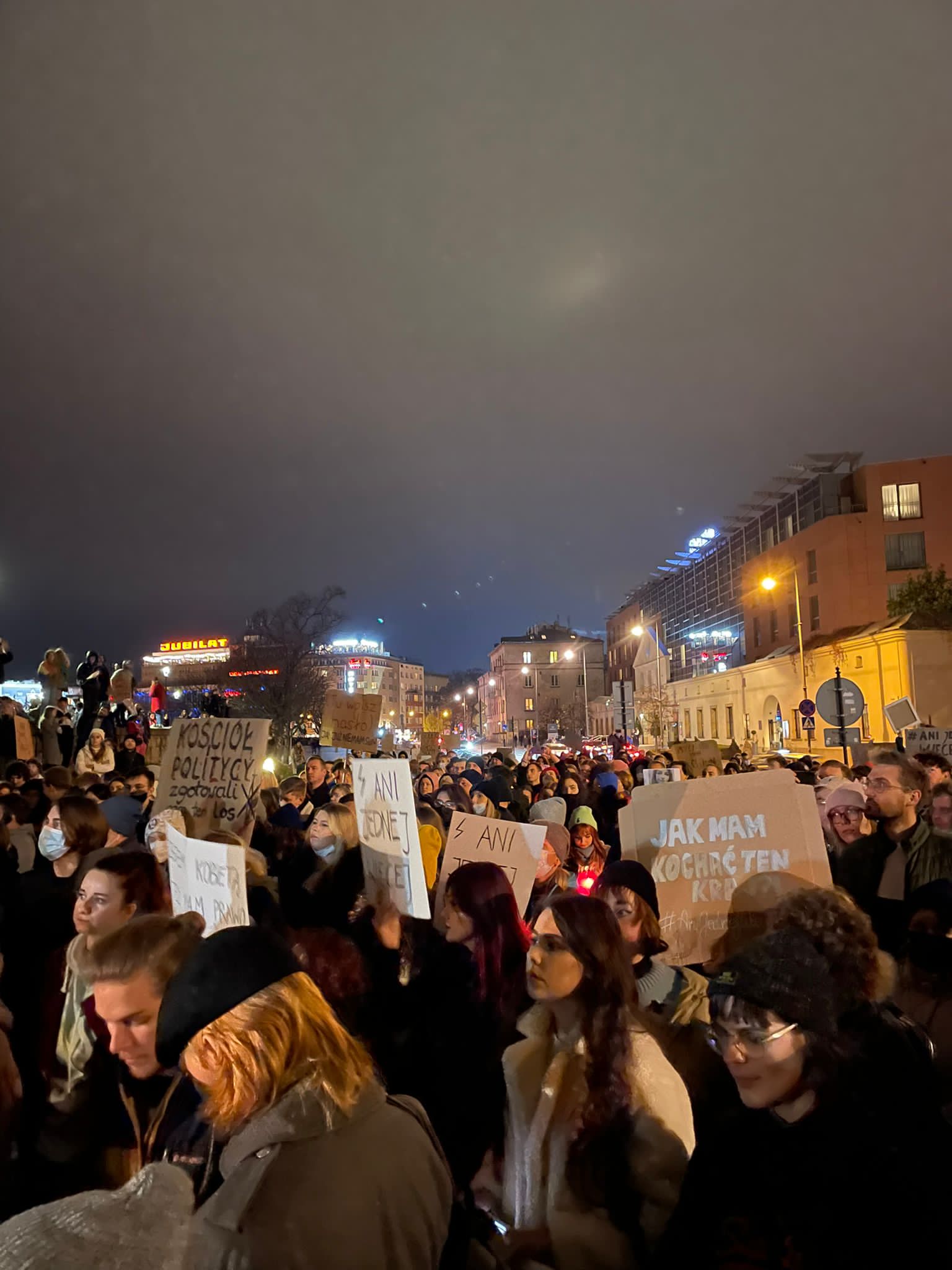 遊行人潮紛紛舉起標語，爭取波蘭政府看見示威人們的聲音。　圖／喬蘭塔．布佐夫斯卡提供